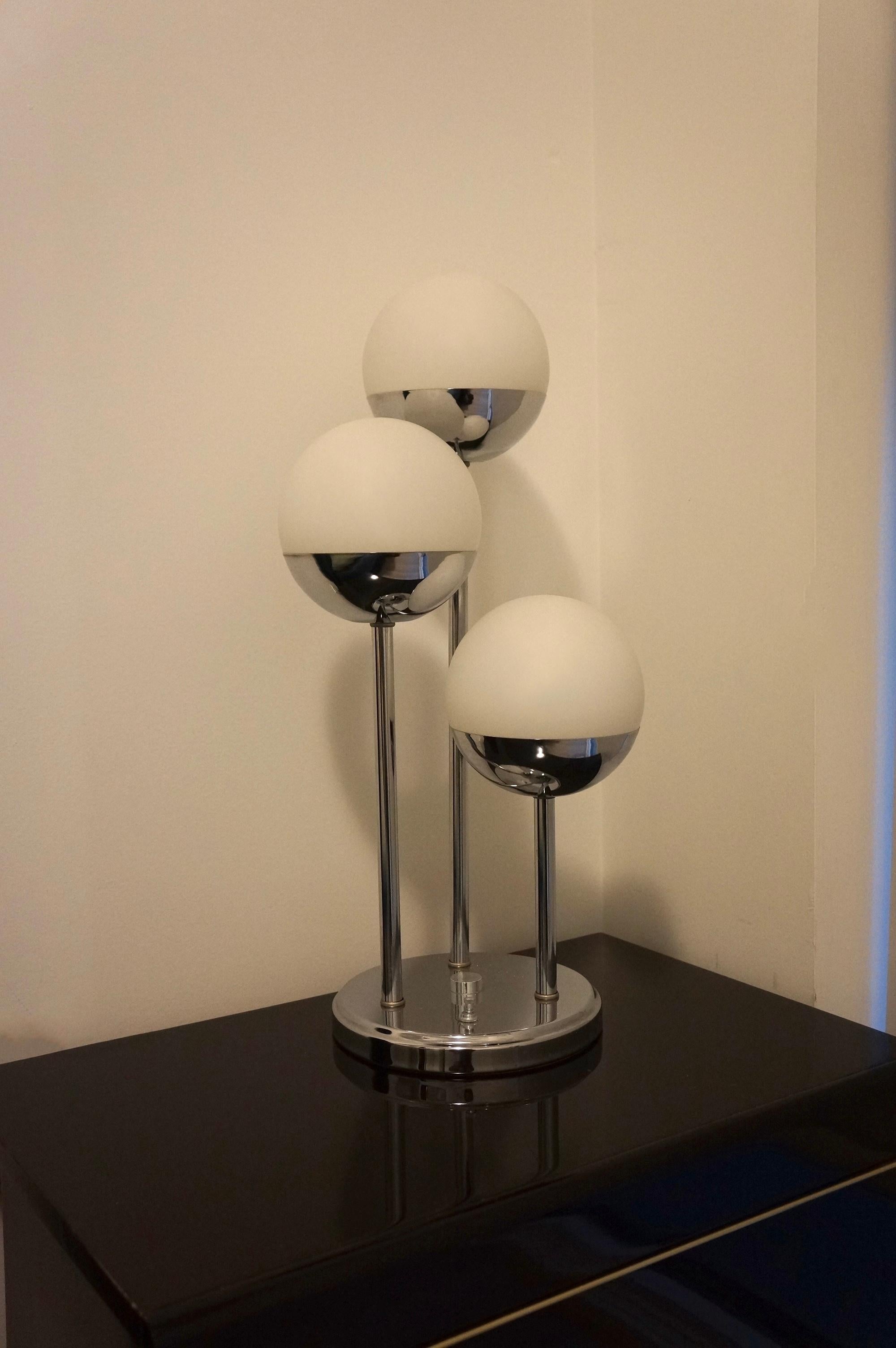 Ère spatiale Lampe de table à trois globes et chrome de style Space Age en vente