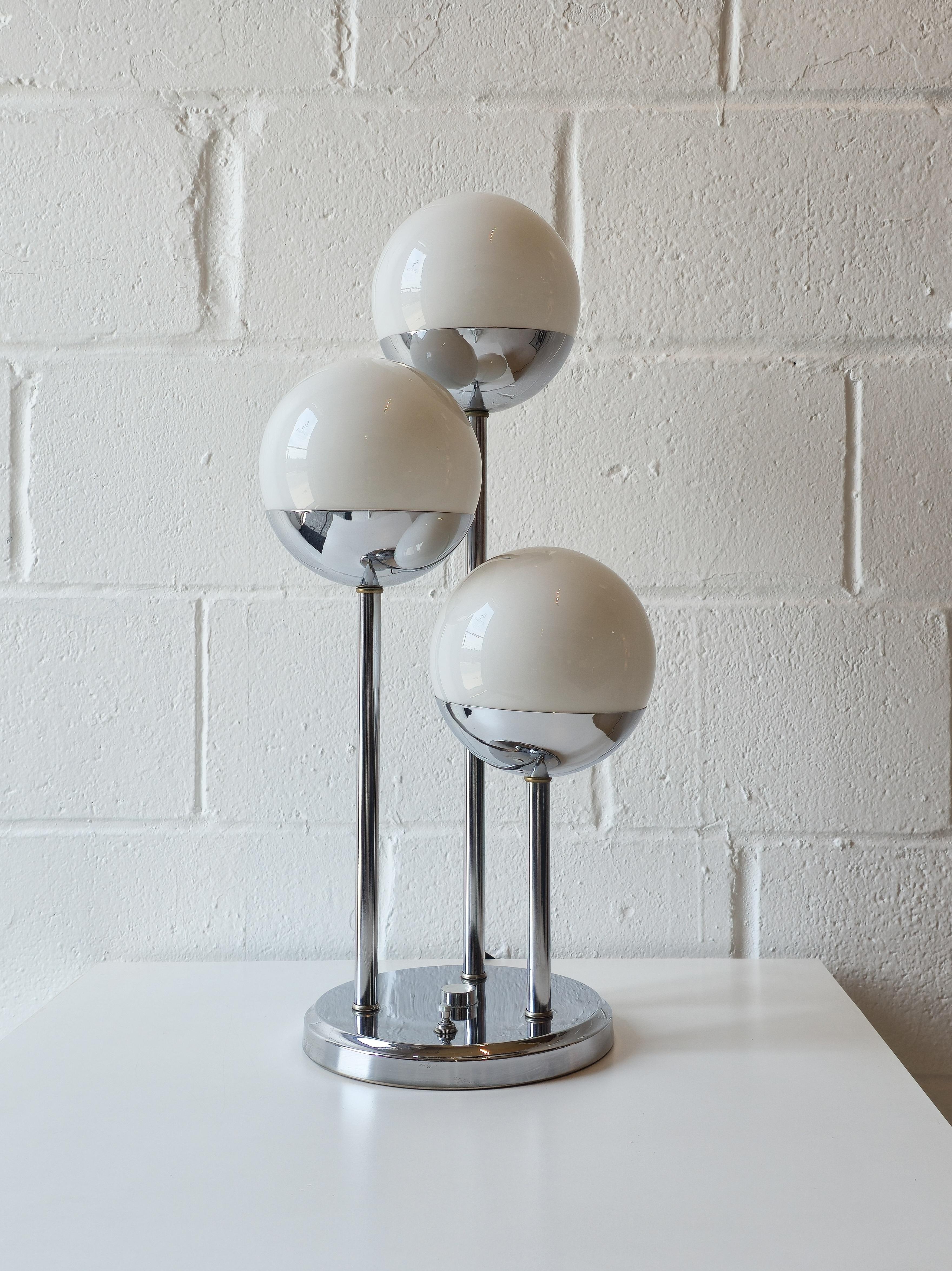 Drei Kugel- und Chrom-Tischlampe im Space Age-Stil (amerikanisch) im Angebot