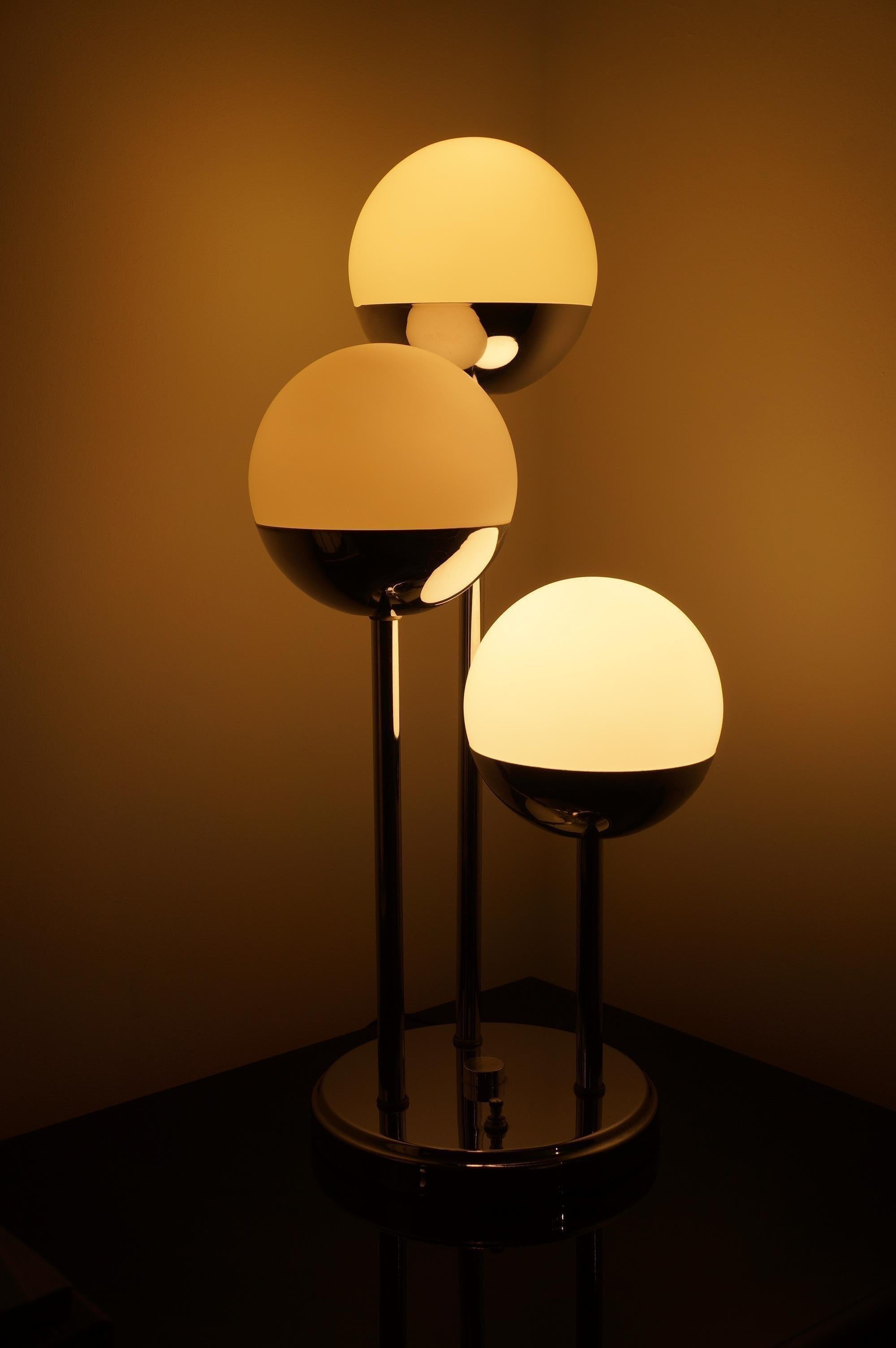 Américain Lampe de table à trois globes et chrome de style Space Age en vente