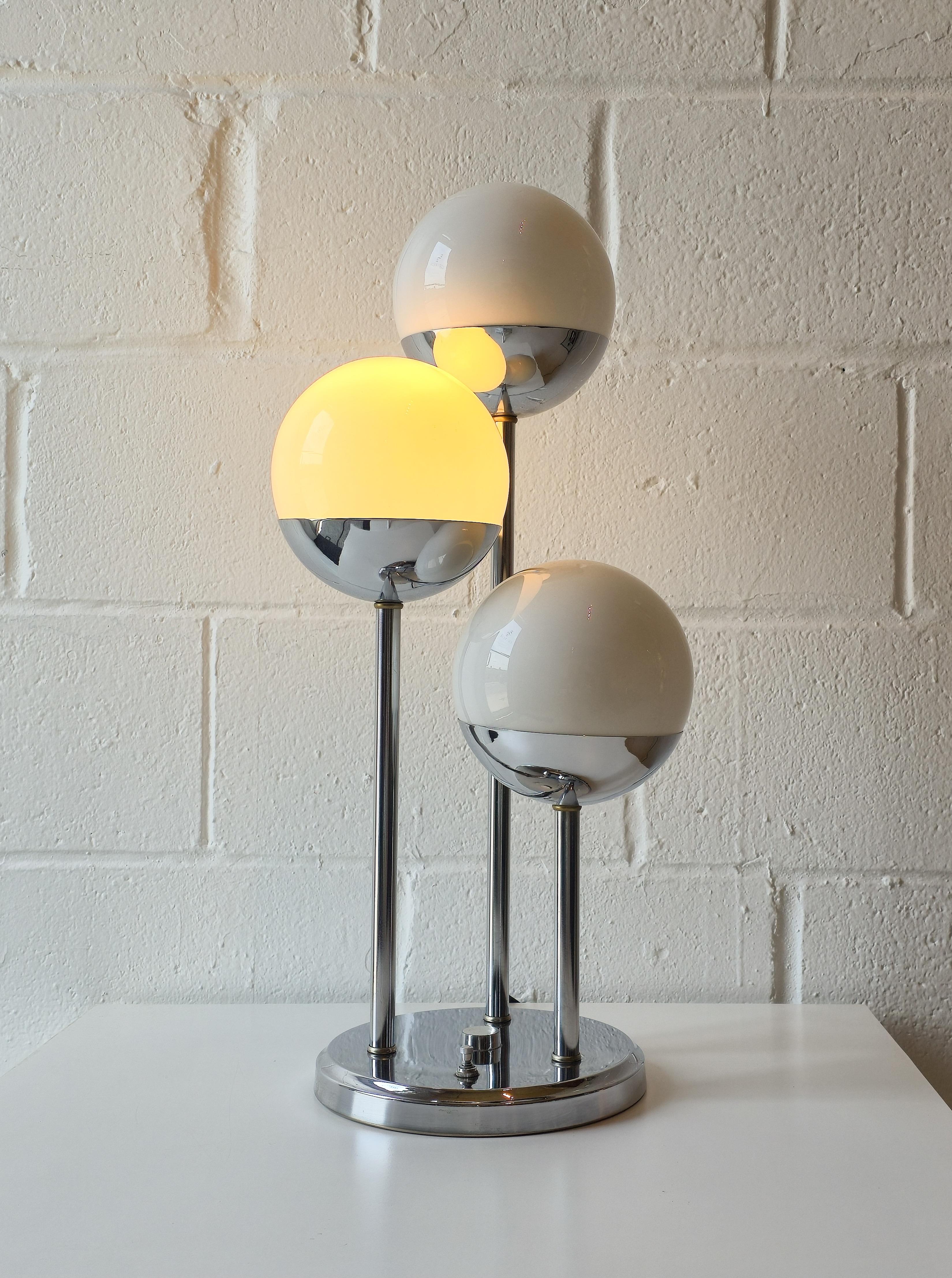 Drei Kugel- und Chrom-Tischlampe im Space Age-Stil (Sonstiges) im Angebot