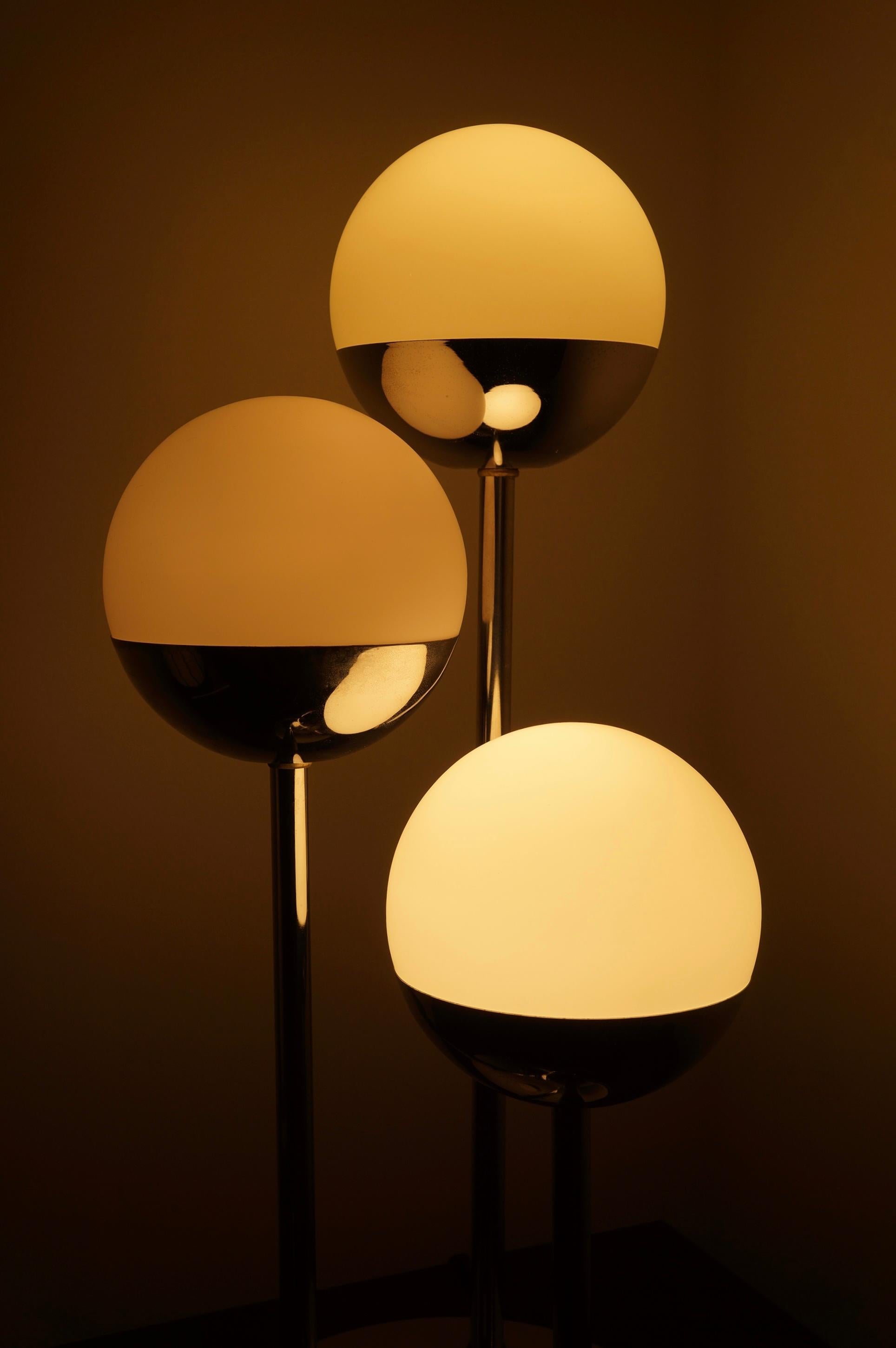 Autre Lampe de table à trois globes et chrome de style Space Age en vente