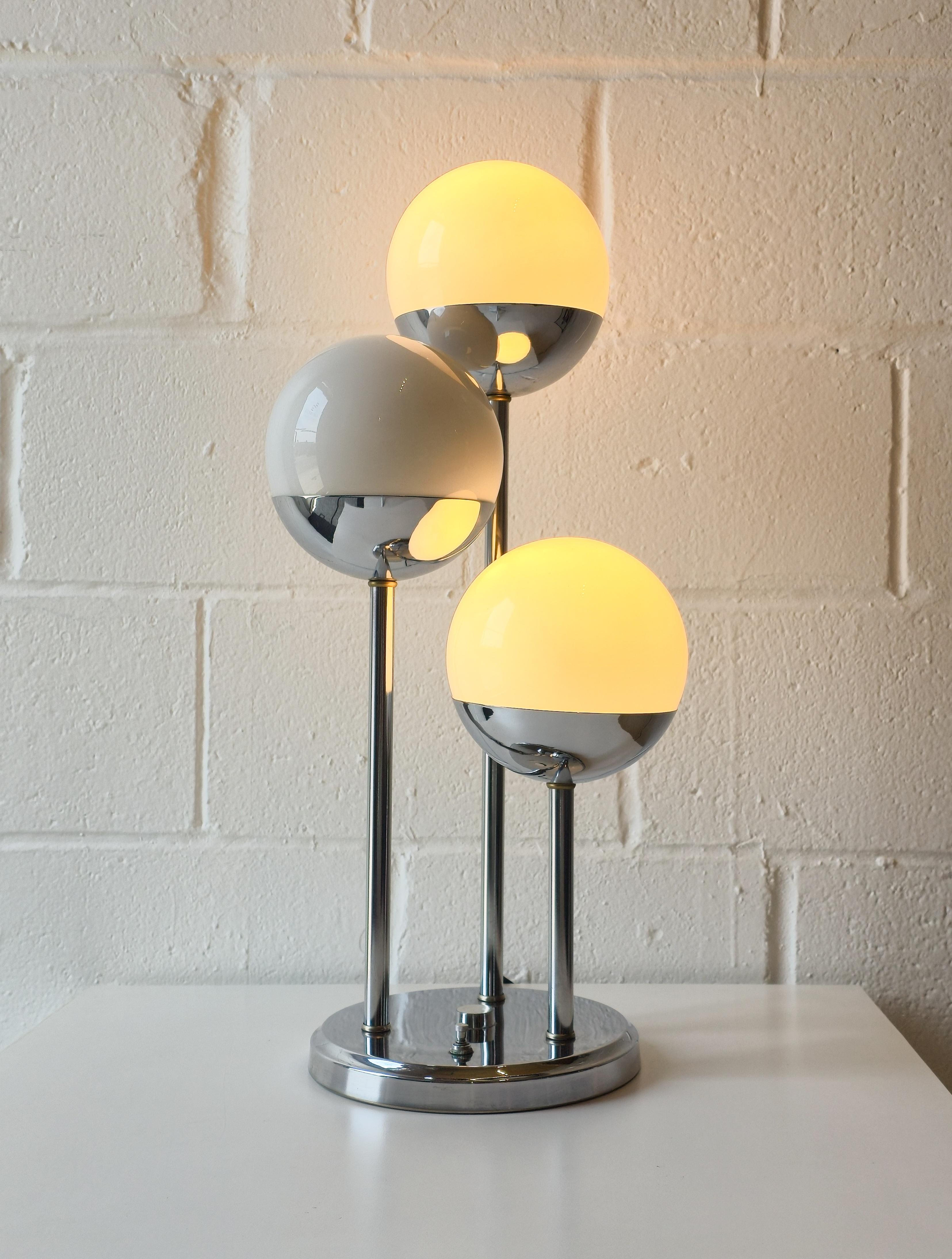 Drei Kugel- und Chrom-Tischlampe im Space Age-Stil im Zustand „Gut“ im Angebot in Toronto, ON