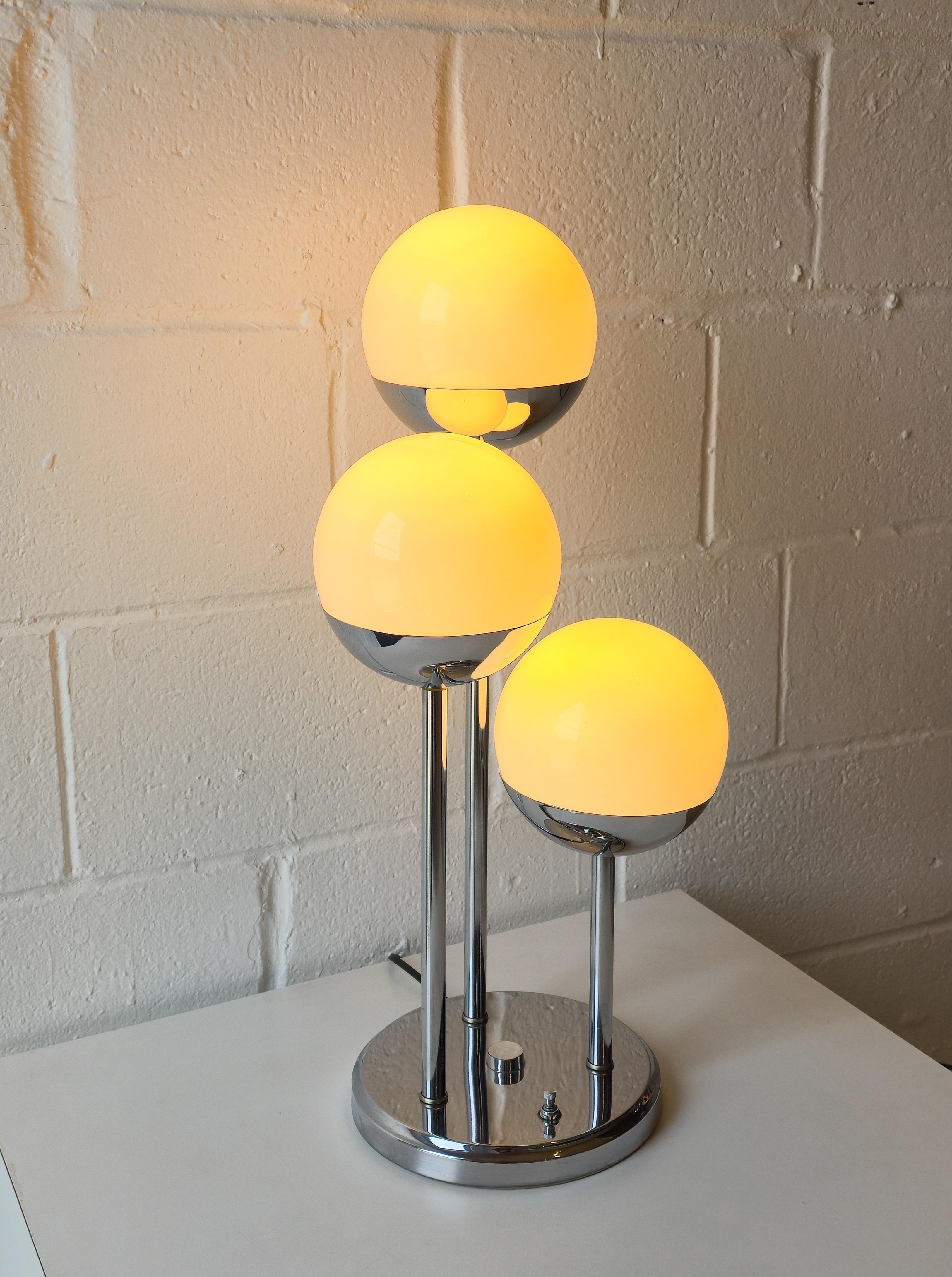 Drei Kugel- und Chrom-Tischlampe im Space Age-Stil (Ende des 20. Jahrhunderts) im Angebot