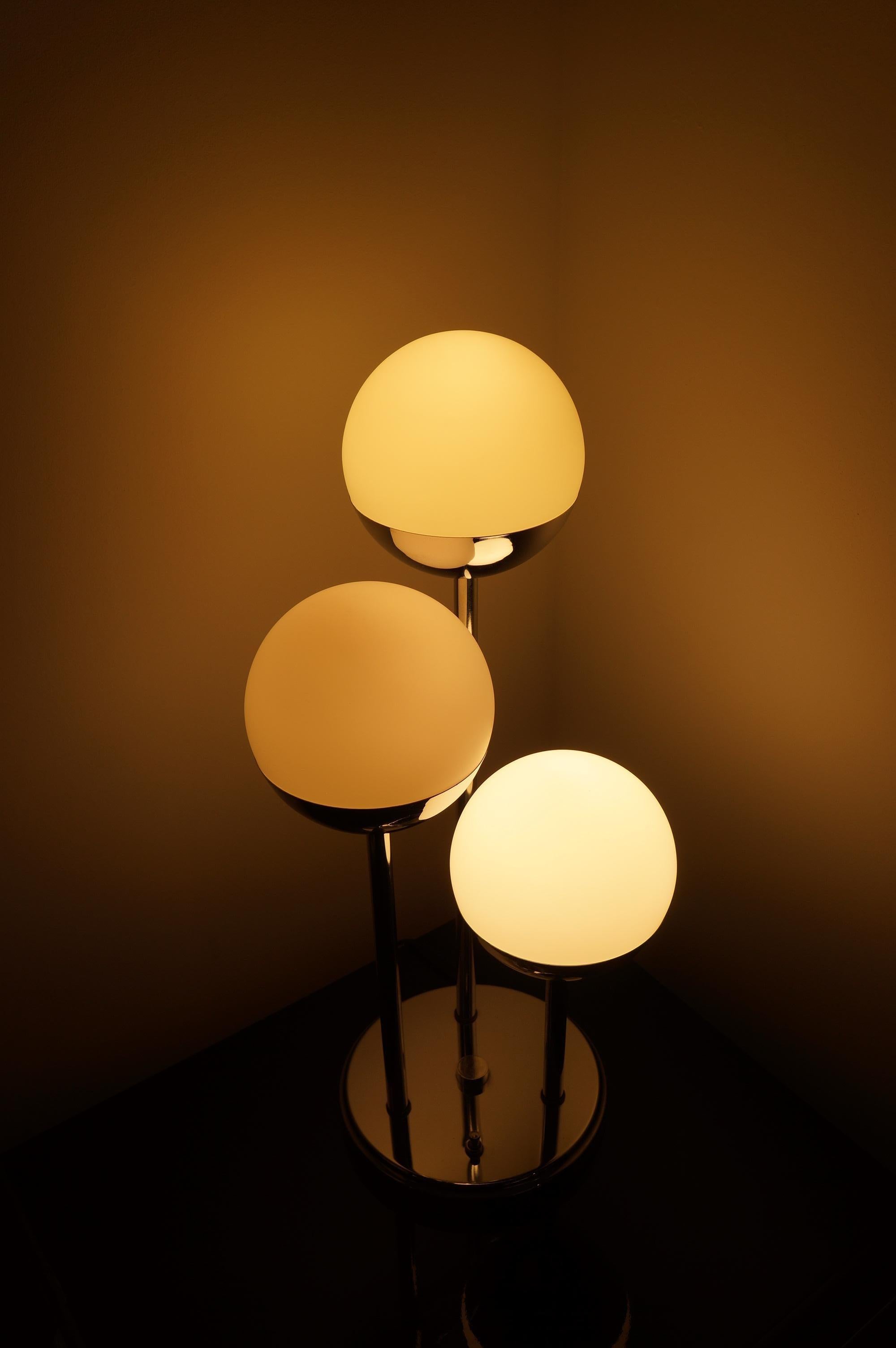 Fin du 20e siècle Lampe de table à trois globes et chrome de style Space Age en vente
