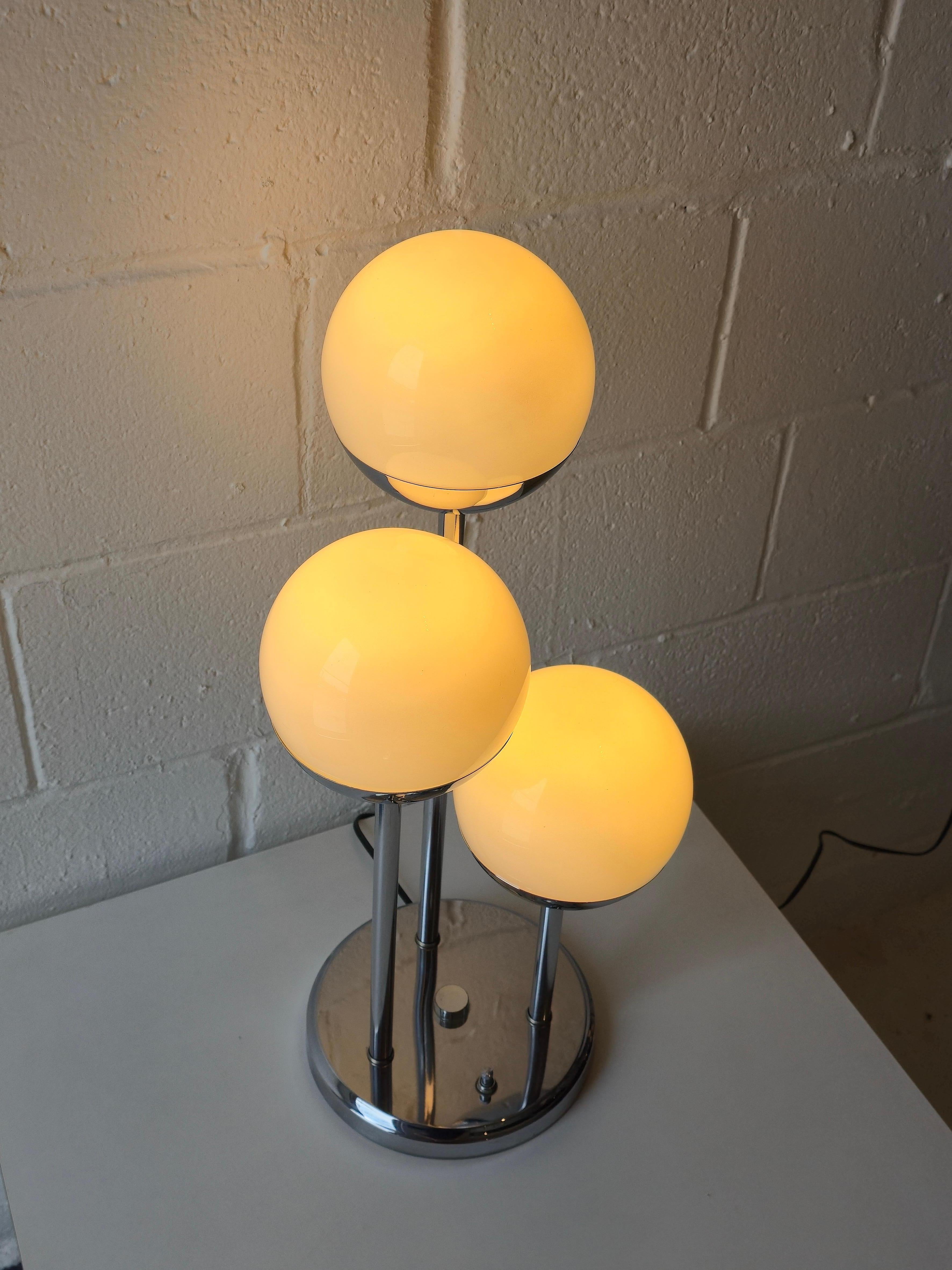 Drei Kugel- und Chrom-Tischlampe im Space Age-Stil (Glas) im Angebot