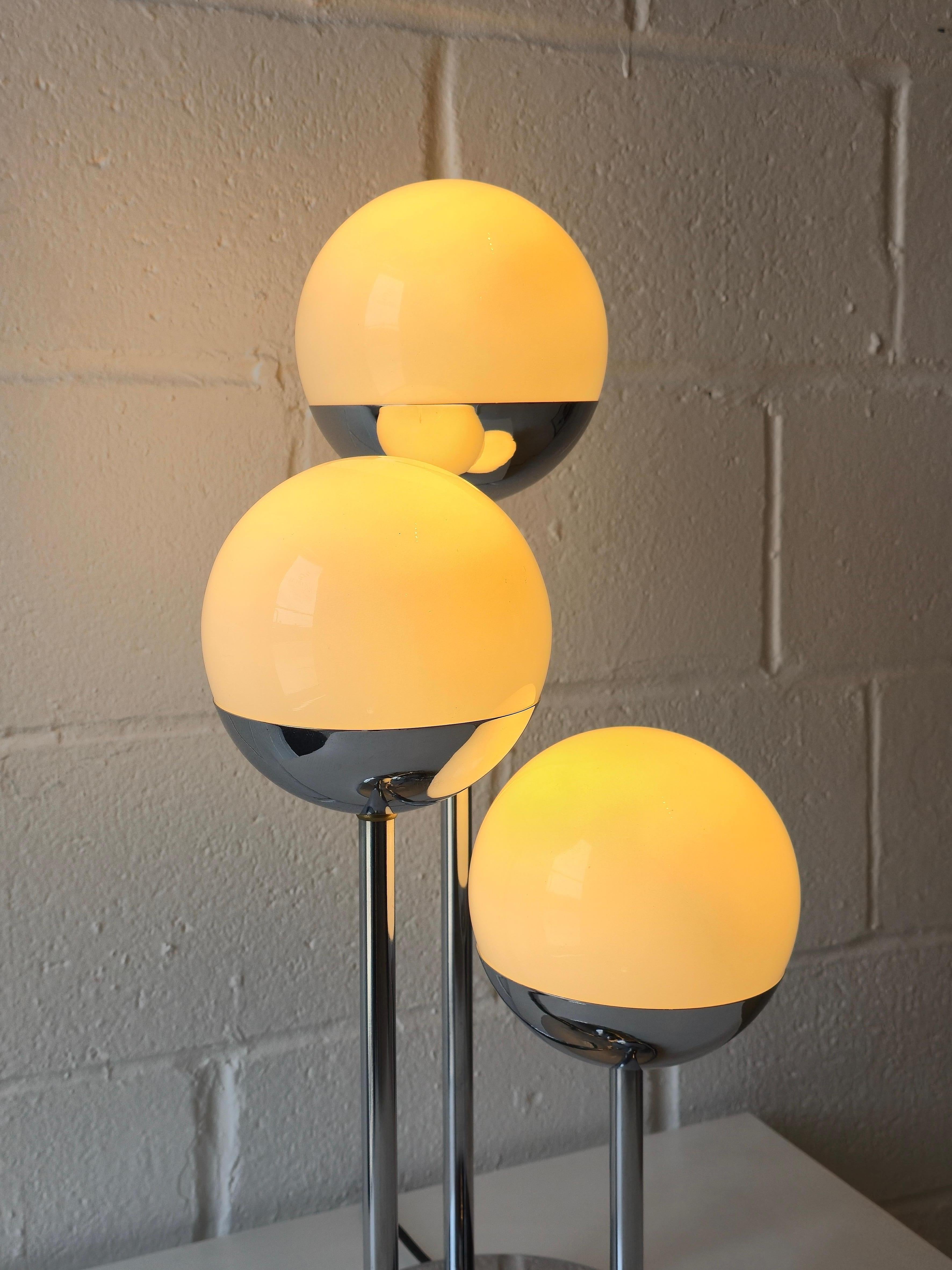 Drei Kugel- und Chrom-Tischlampe im Space Age-Stil im Angebot 1