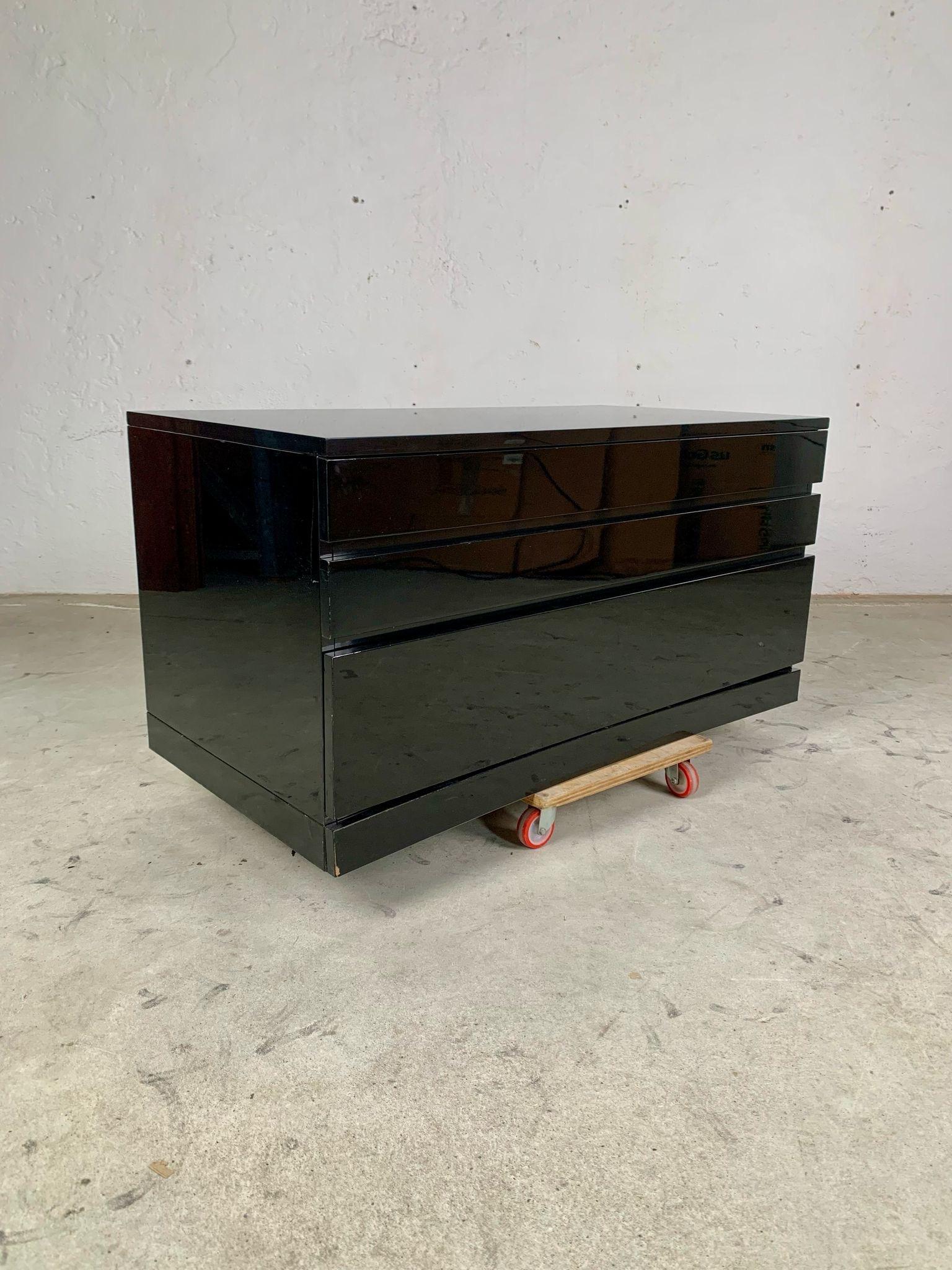 Three glossy lacquered storage modules, 1970s For Sale 7