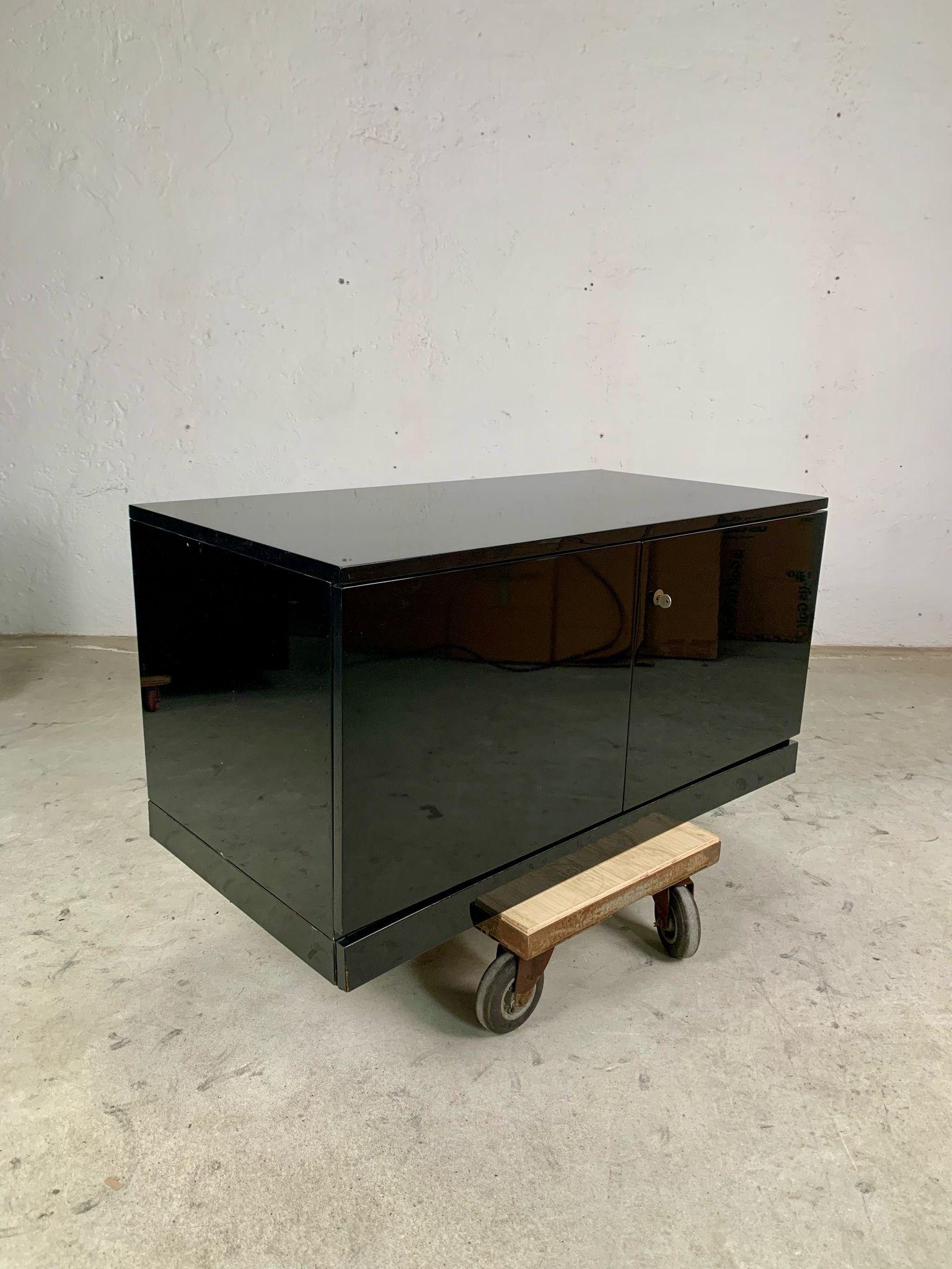 Three glossy lacquered storage modules, 1970s For Sale 8