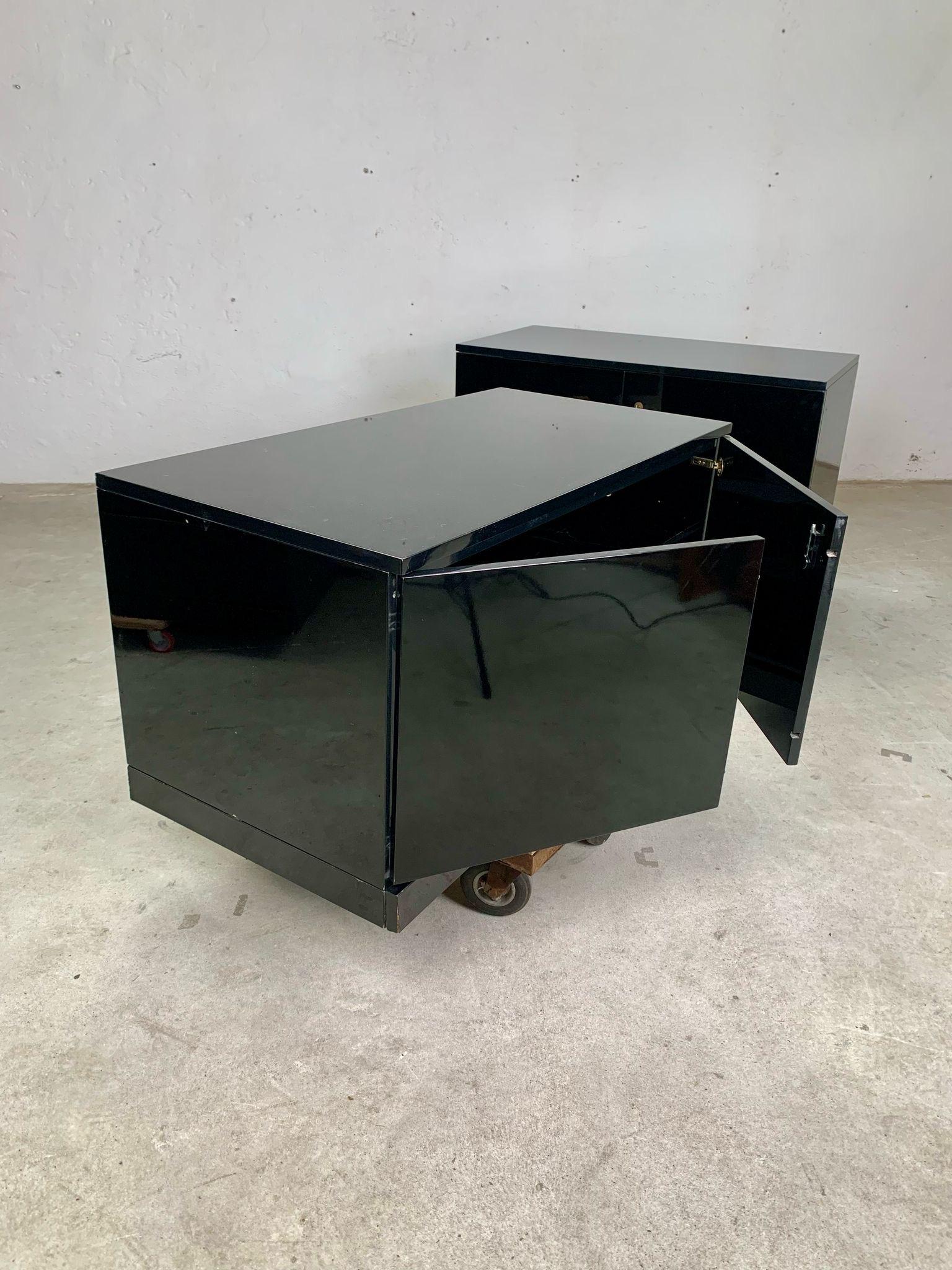 Three glossy lacquered storage modules, 1970s For Sale 10