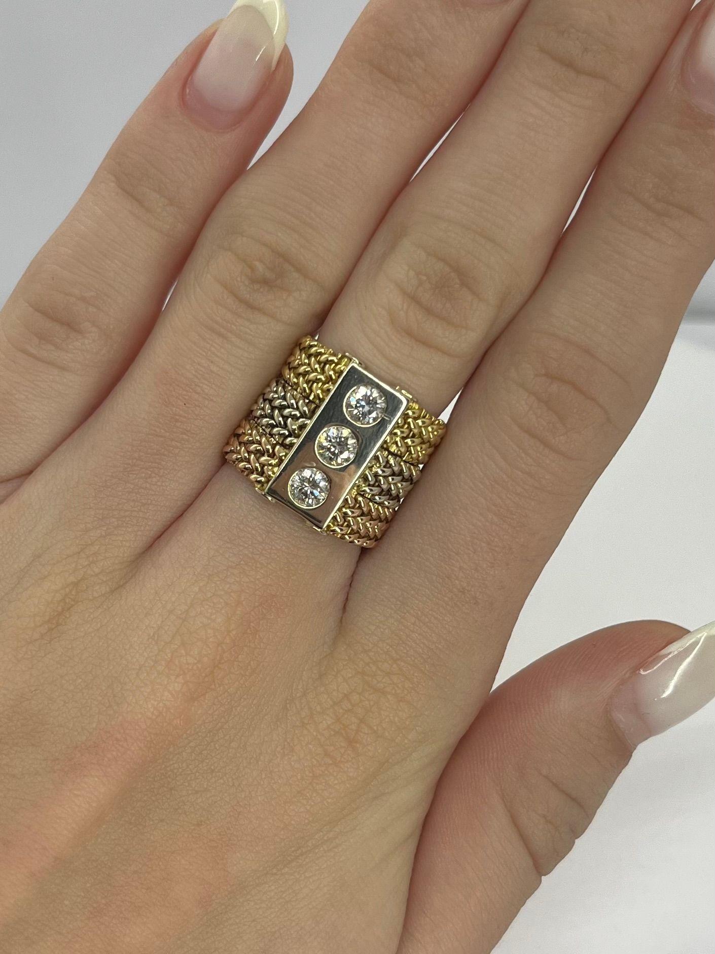 Este exquisito anillo de oro tricolor de 18 quilates (amarillo, blanco y rosa) muestra una armoniosa mezcla de elegancia y artesanía. Está engastado con tres diamantes naturales, cada uno de 0,25 quilates, para un peso total de diamantes de 0,75