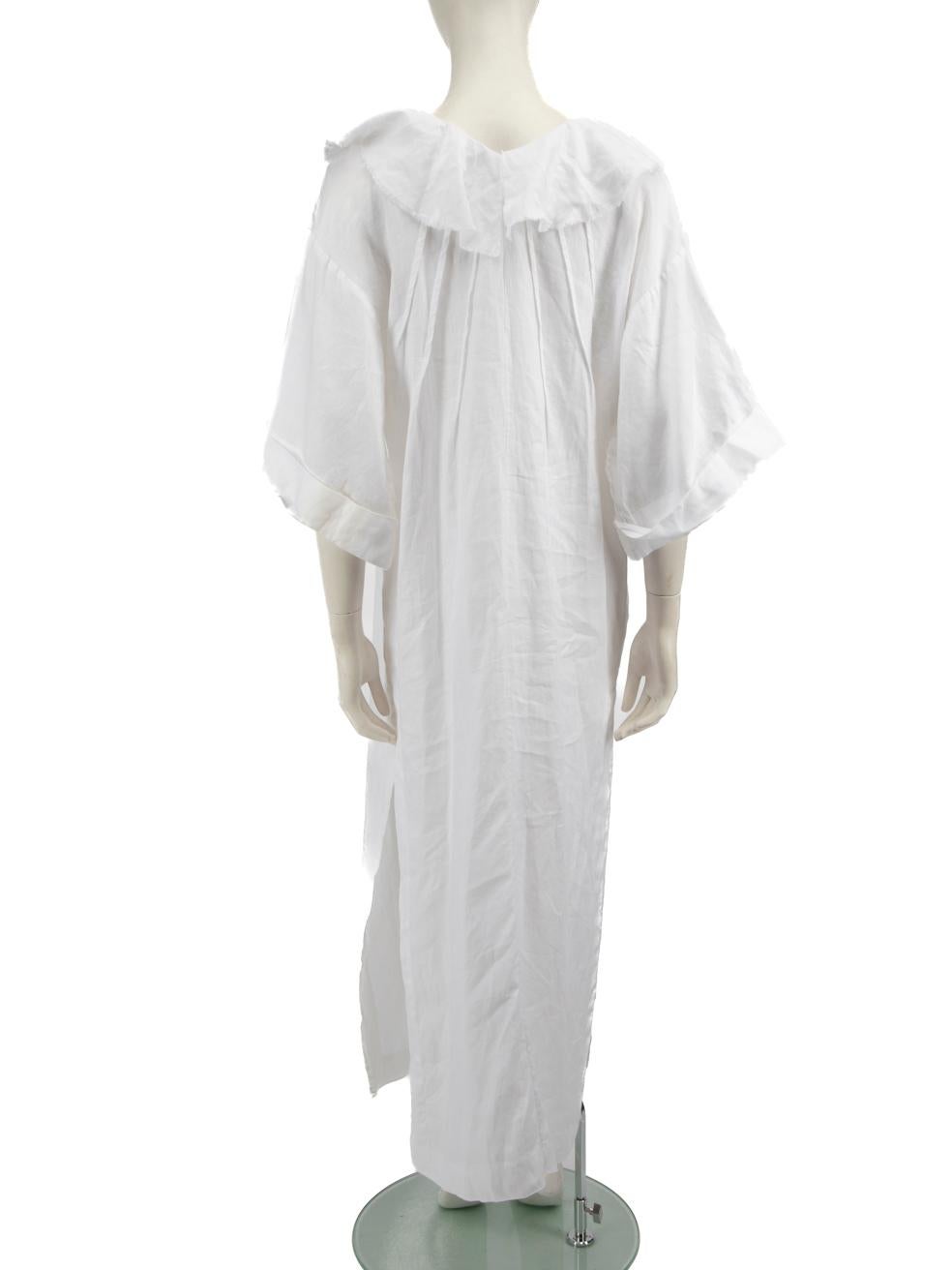 Gris Three Graces London - Robe midi blanche bordée de volants, taille M en vente