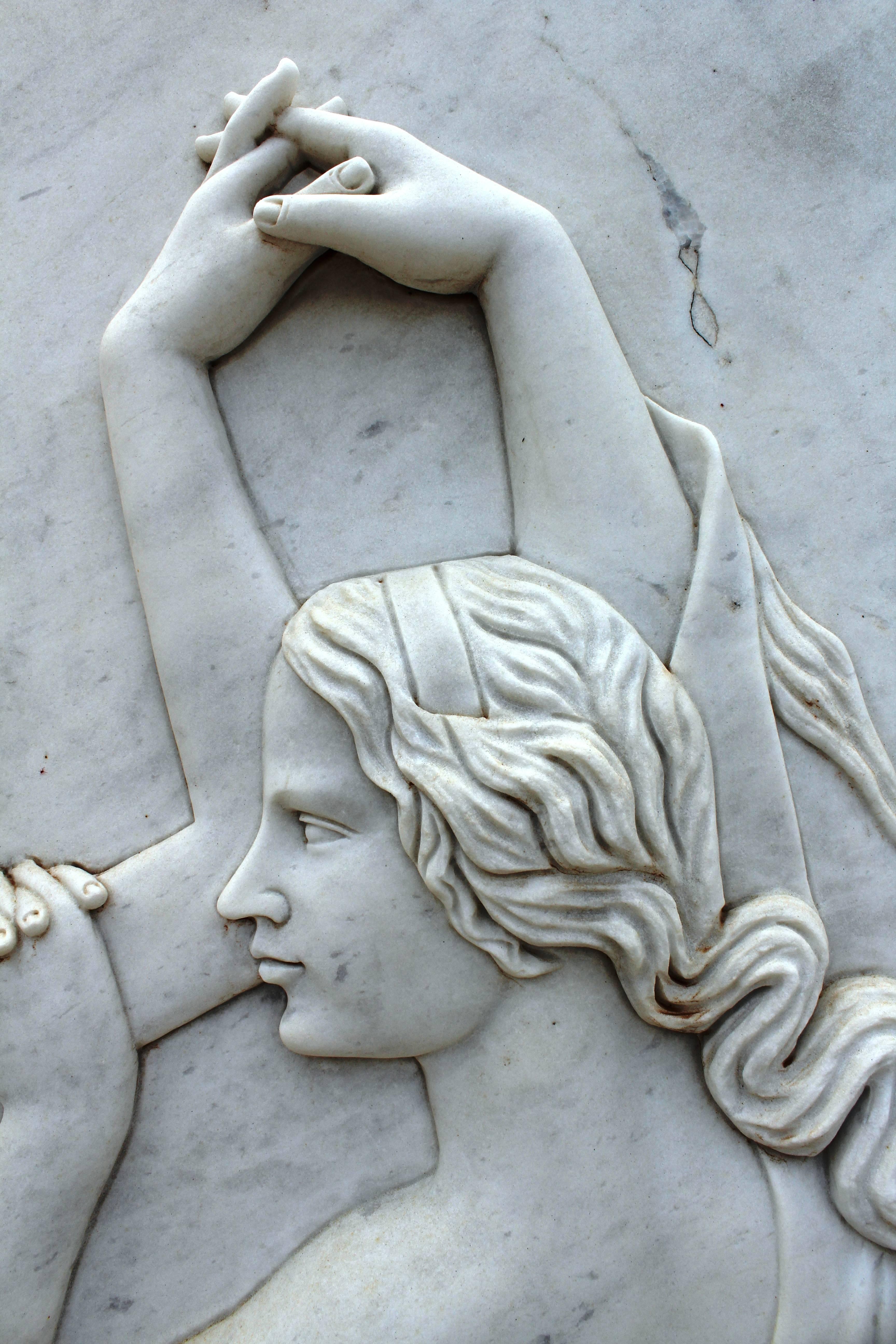 Drei Grazien-Relief, handgeschnitzt aus weißem Carrara-Marmor 2