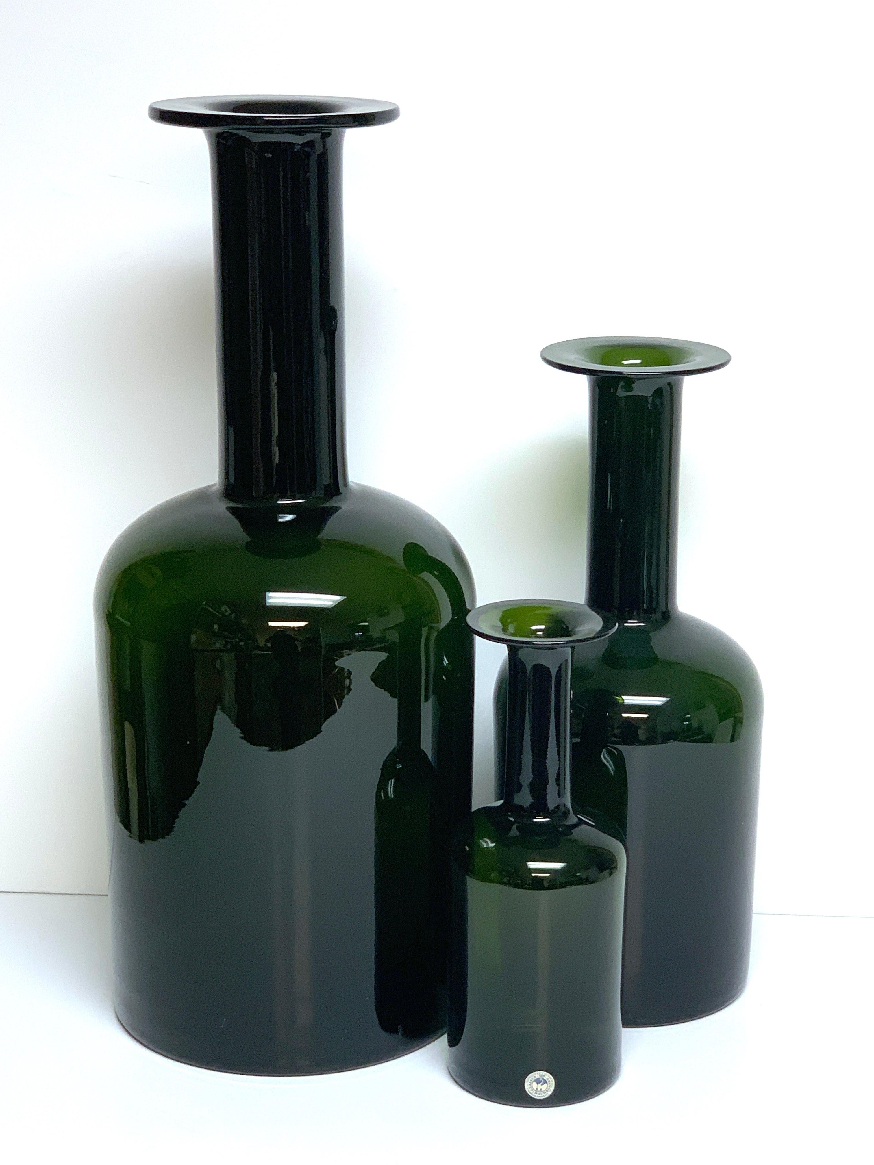 Drei abgestufte Flaschenvasen aus Olivenglas von Otto Brauer für Holmegaard, eine substanzielle, reichhaltige, gleichmäßig gefärbte Vasengruppe:
Maße: Größte 20