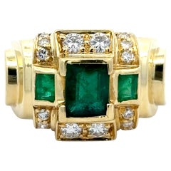 Tres Esmeraldas Verdes y Diamante talla Brillante Anillo para Caballero Oro Amarillo 14k