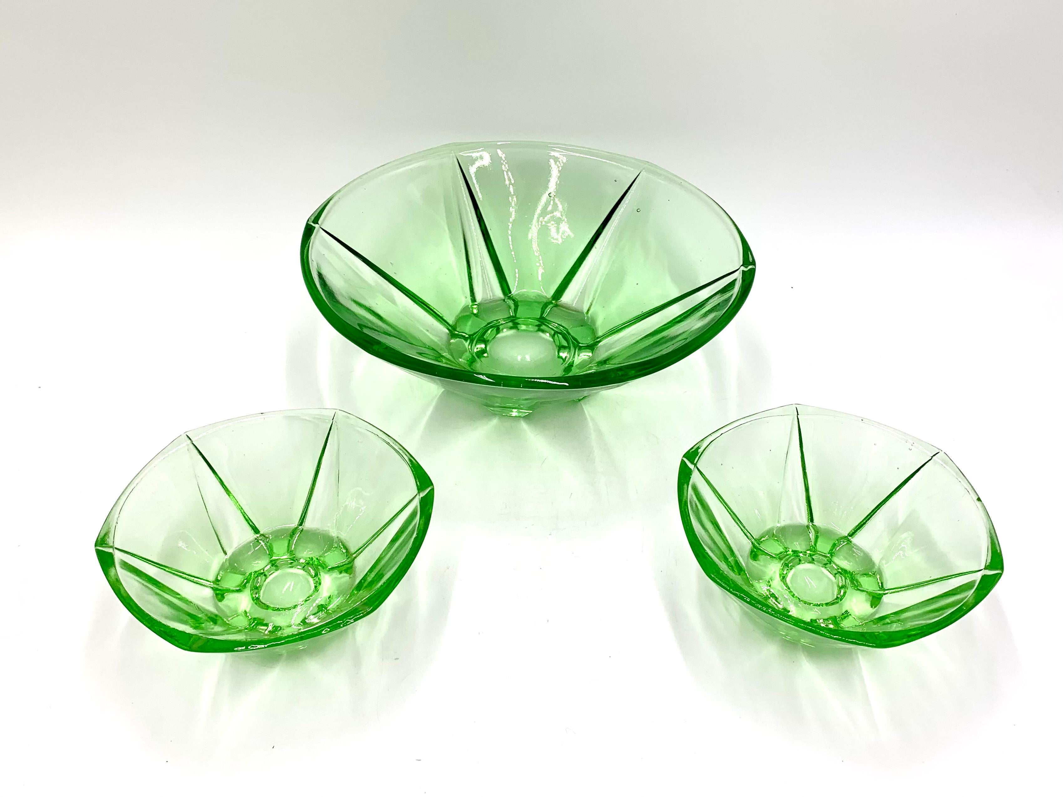Ensemble de trois bols en verre vert vintage (un grand et deux petits)

Fabriqué en Pologne dans les années 1960

Très bon état

Mesures : Plus grand : Hauteur 8cm, diamètre 22cm

Plus petit : Hauteur 6cm, diamètre 12cm.