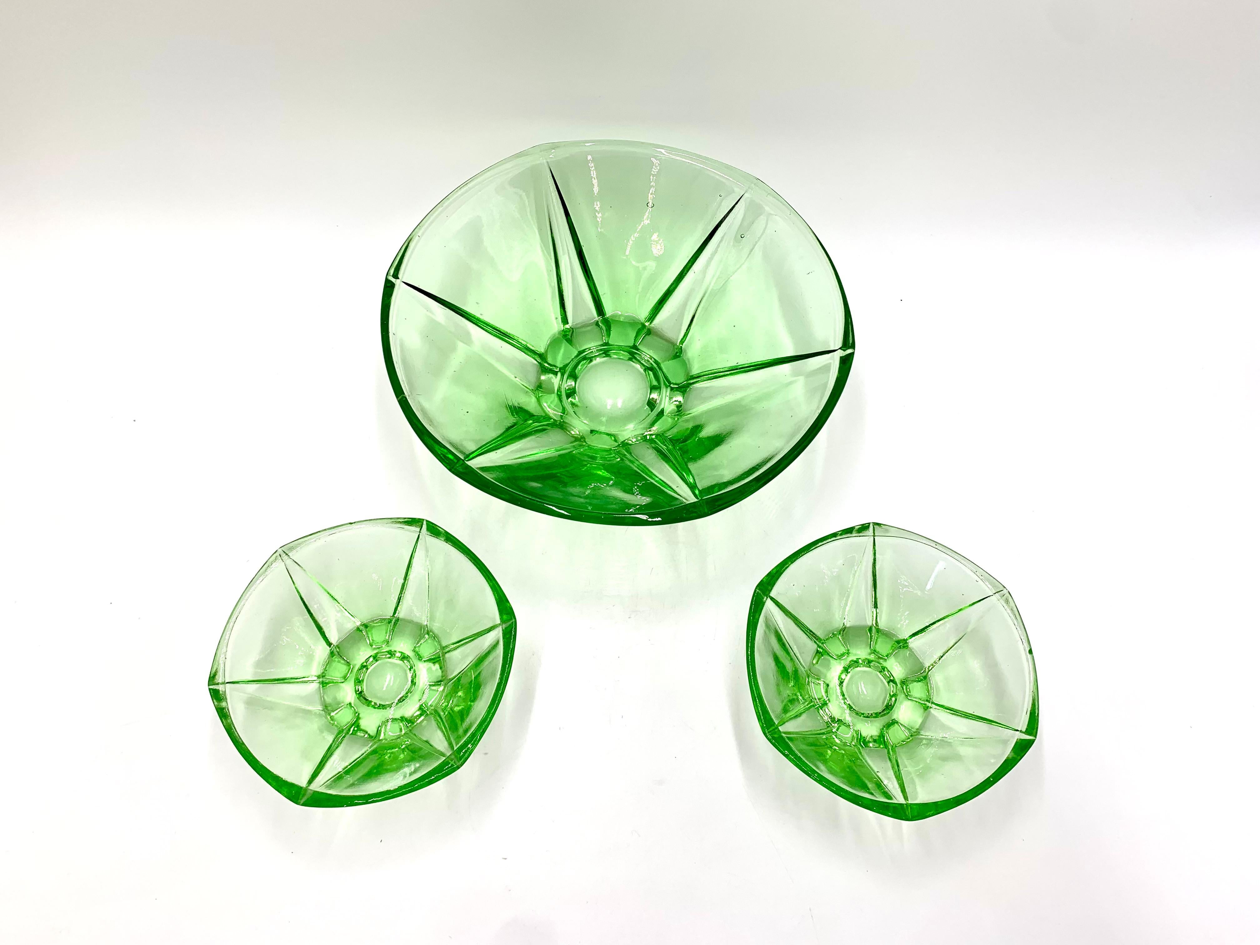 Art déco Trois bols en verre vert, Pologne, années 1960 en vente