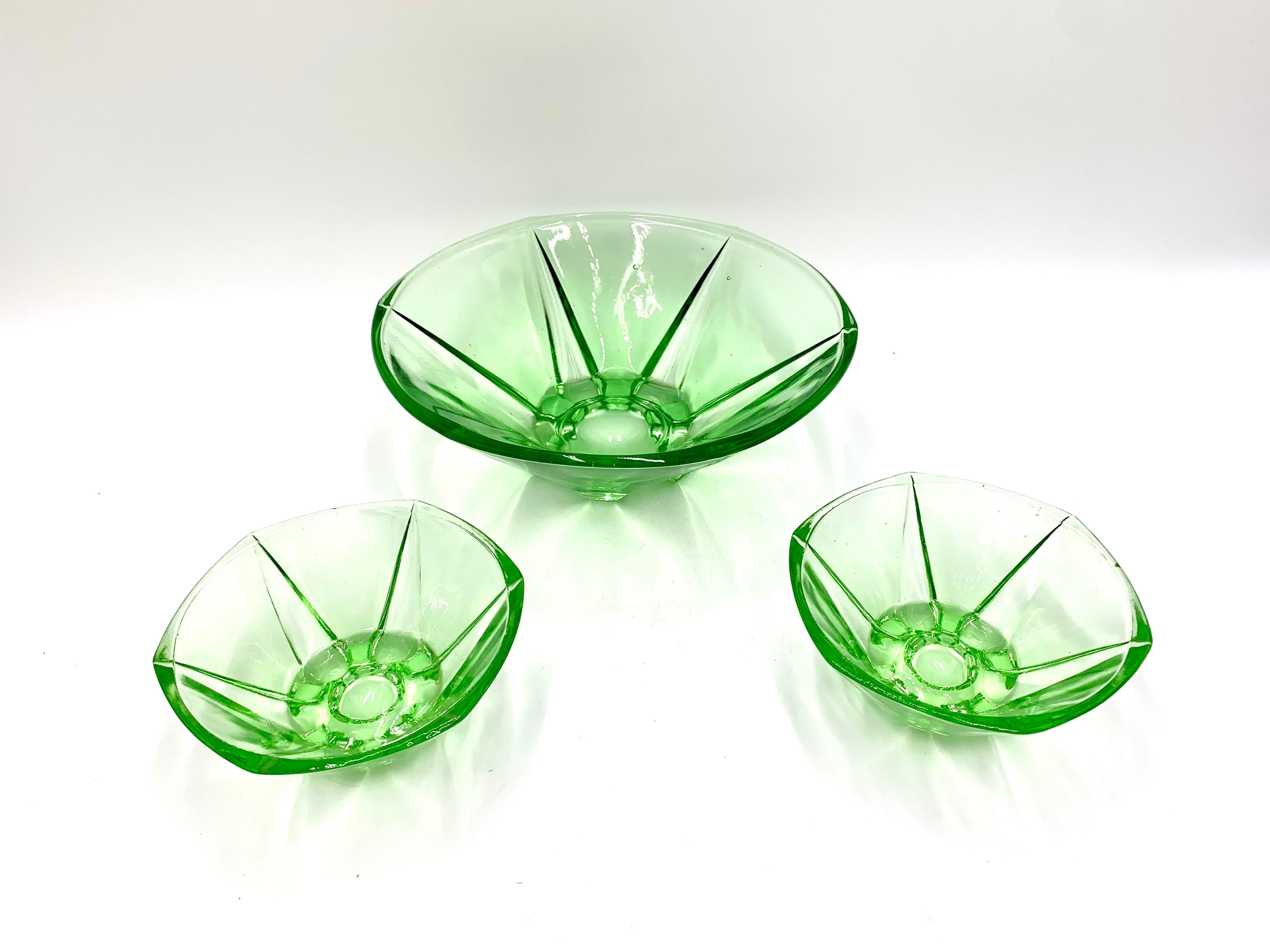 Trois bols en verre vert, Pologne, années 1960 Bon état - En vente à Chorzów, PL