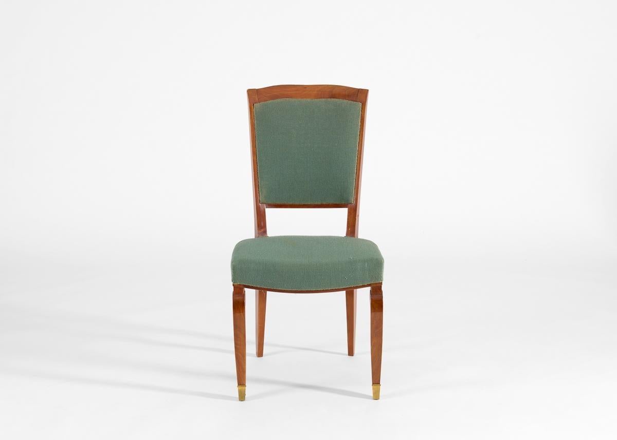 Dieses Set aus drei Esszimmerstühlen verkörpert die schlichte Eleganz von Leleu in dieser Epoche. Die sanft geschwungenen Beine sind mit bronzenen Säbeln verziert, und die Stuhlschiene weist eine subtil gewellte Linie auf. Nummerierung 19592, 19593