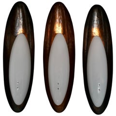 Una sconce in rame martellato di Reggiani
