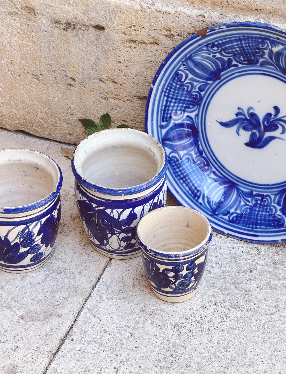 Tres Macetas de Cerámica Pugliese Pintadas a Mano con Plato de Flores Sicilianas, Siglo XIX Italiano en venta