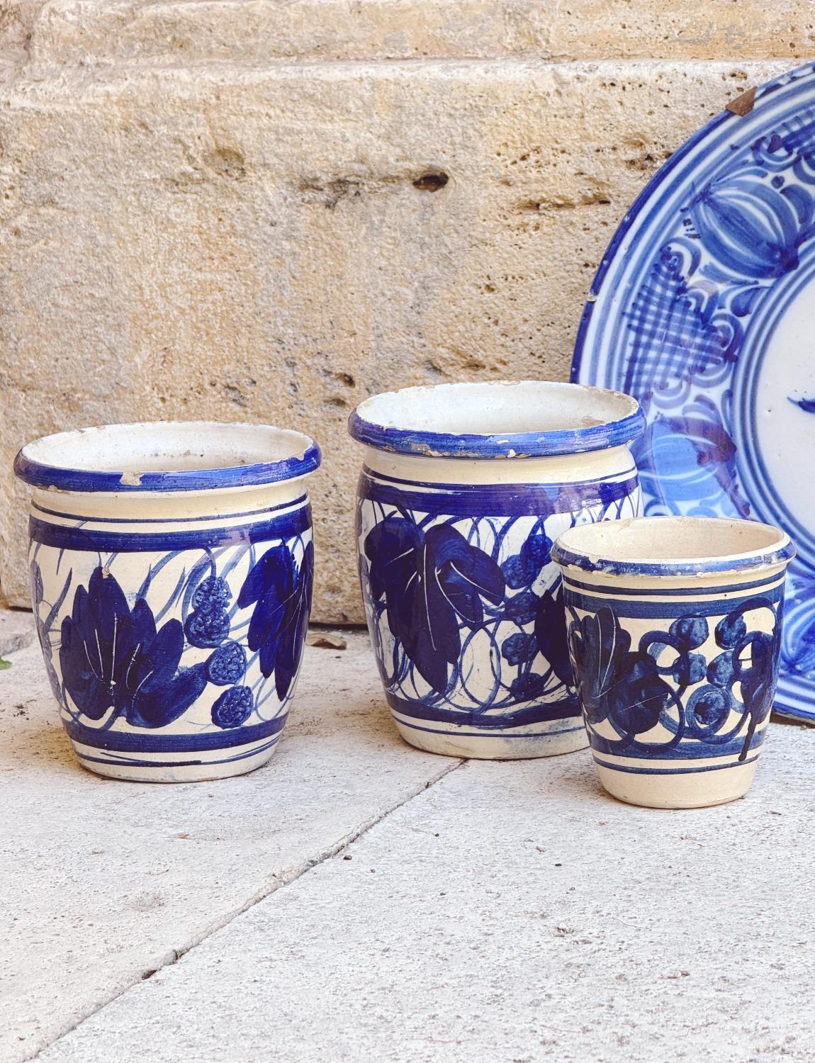 Tres Macetas de Cerámica Pugliese Pintadas a Mano con Plato de Flores Sicilianas, Siglo XIX Pintado a mano en venta
