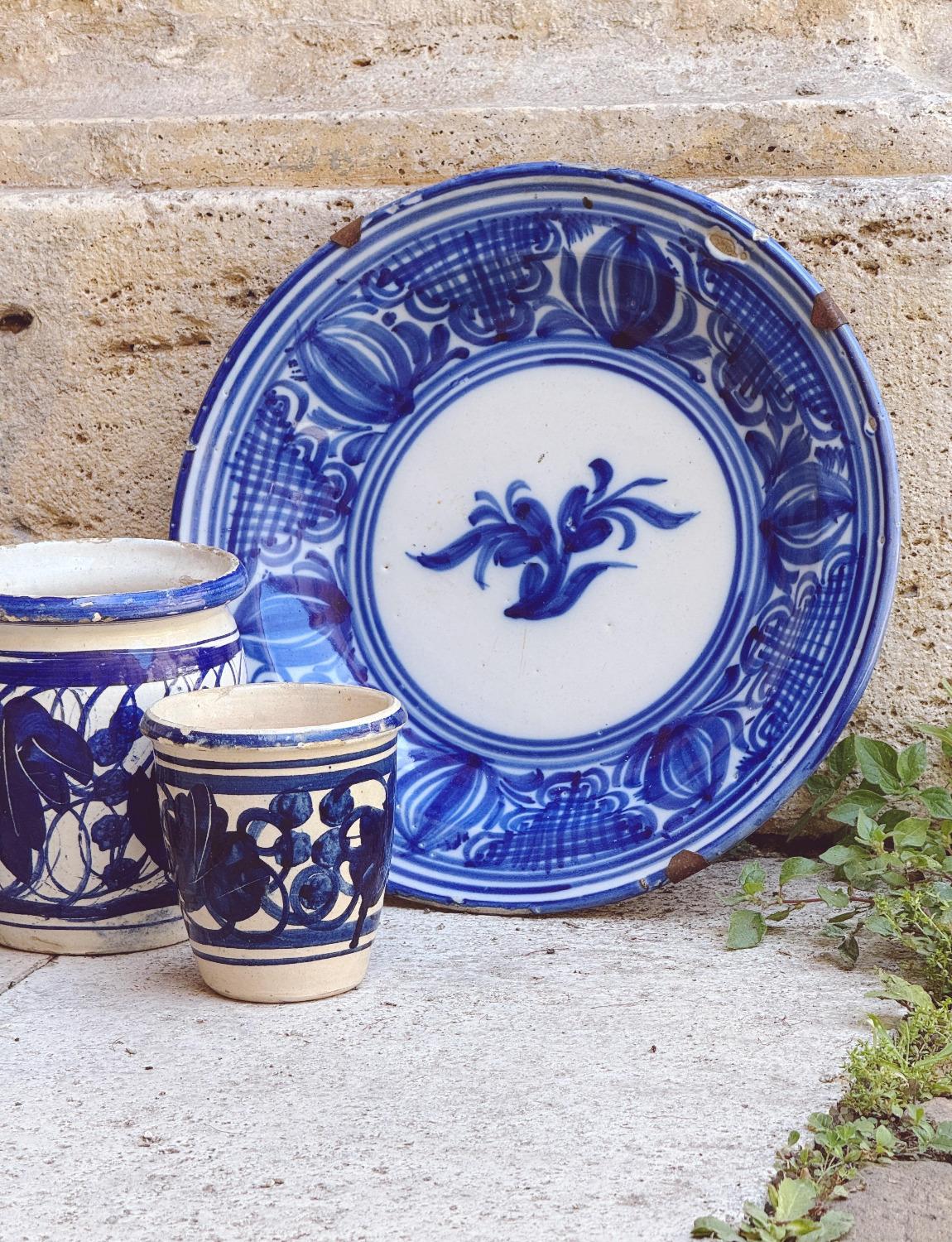 Tres Macetas de Cerámica Pugliese Pintadas a Mano con Plato de Flores Sicilianas, Siglo XIX en Bueno estado para la venta en Florence, Tuscany