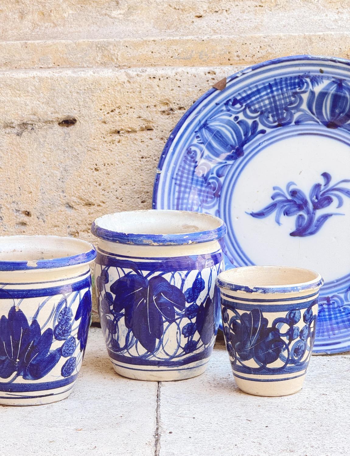 Tres Macetas de Cerámica Pugliese Pintadas a Mano con Plato de Flores Sicilianas, Siglo XIX siglo XIX en venta