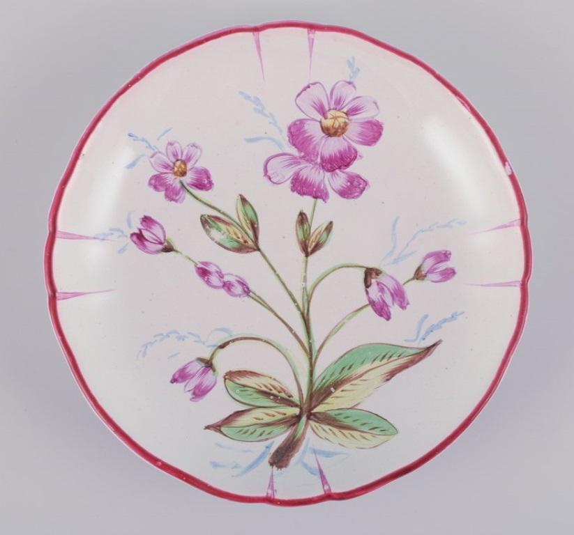 Fin du XIXe siècle Trois tasses à thé et soucoupes peintes à la main en faïence avec des motifs de fleurs en vente