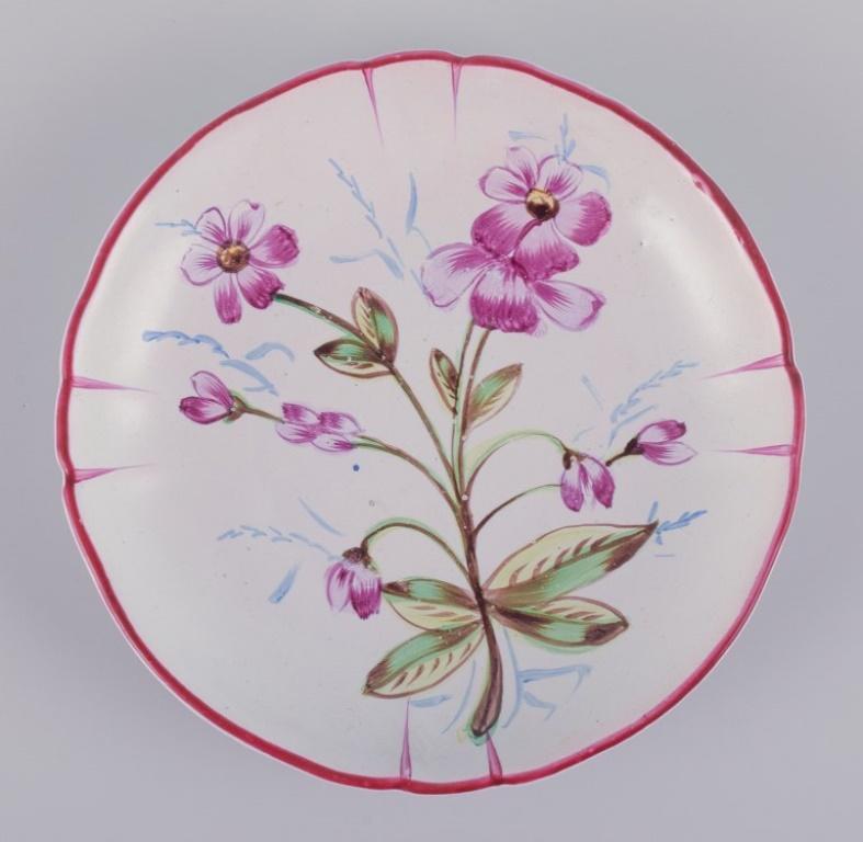 Trois tasses à thé et soucoupes peintes à la main en faïence avec des motifs de fleurs en vente 1