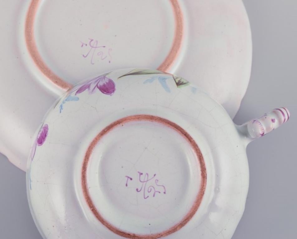 Trois tasses à thé et soucoupes peintes à la main en faïence avec des motifs de fleurs en vente 2