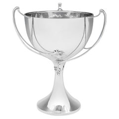 Coupe trophée à trois anses en argent sterling:: poinçonnée à Londres en 1927