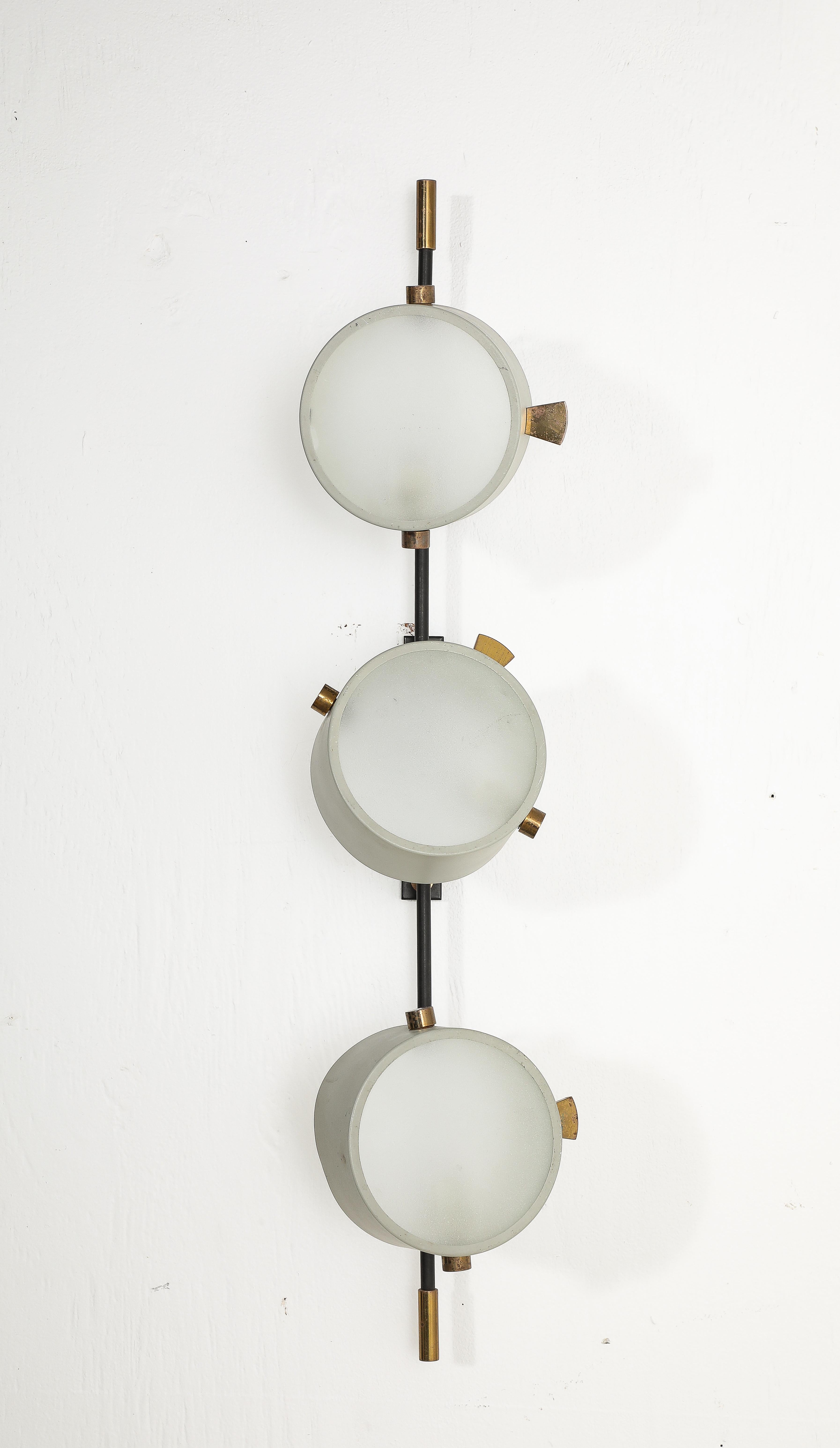 Three Head Articulating Enamel & Brass Single Wall Sconce, Italy 1960’s For Sale 3