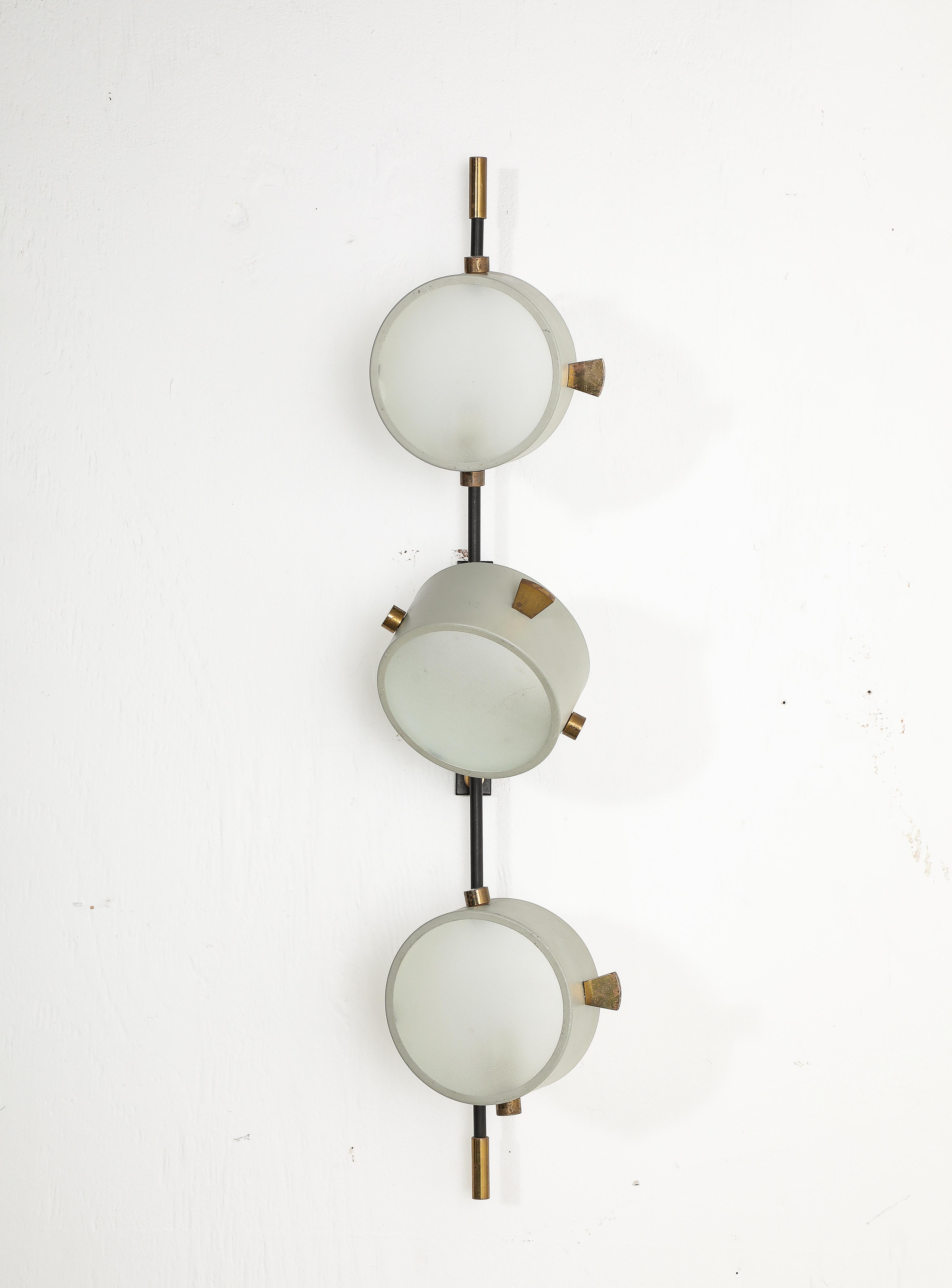 Patinated Three Head Articulating Enamel & Brass Single Wall Sconce, Italy 1960’s For Sale
