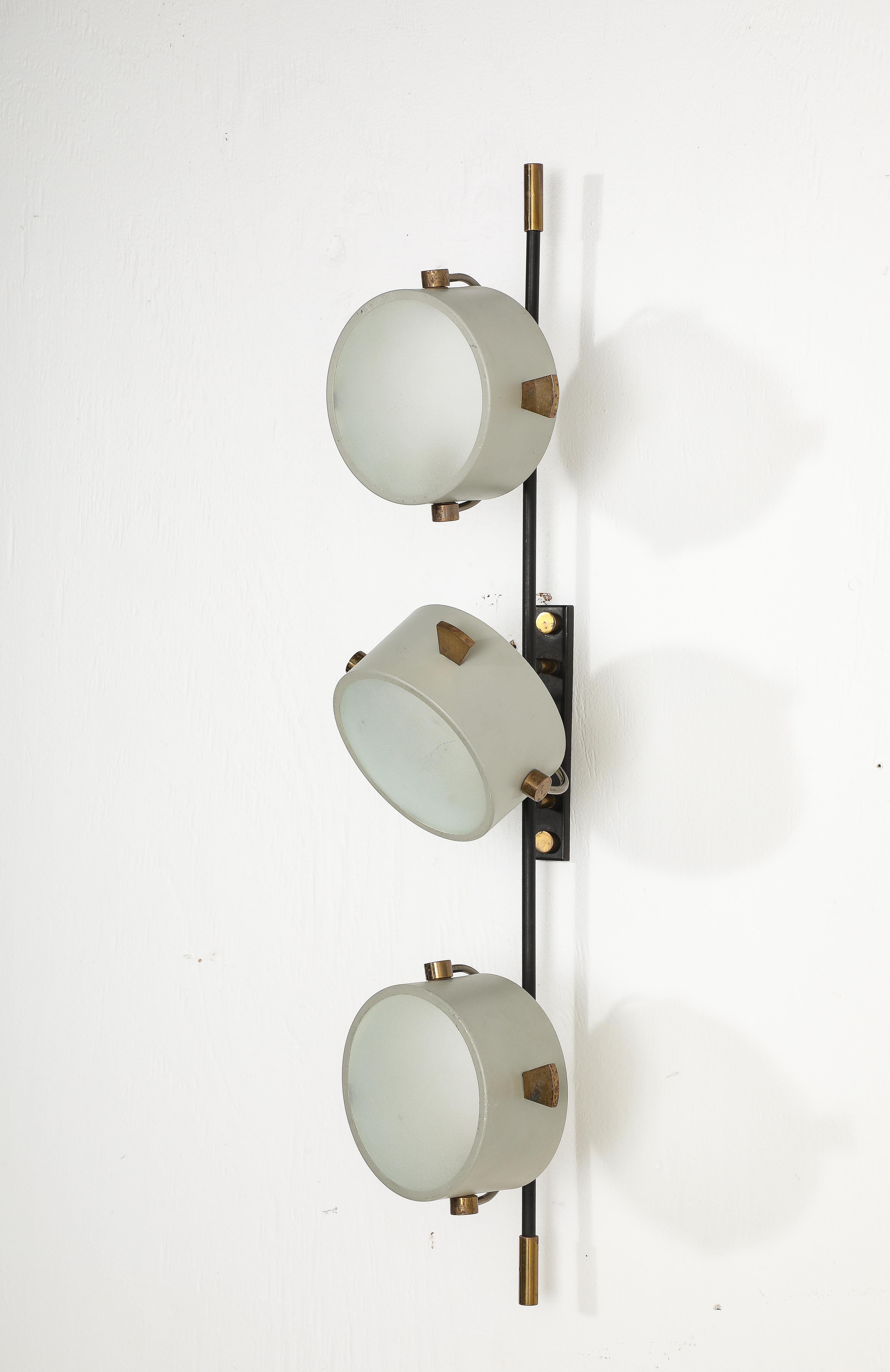 Three Head Articulating Enamel & Brass Single Wall Sconce, Italy 1960’s In Good Condition For Sale In New York, NY