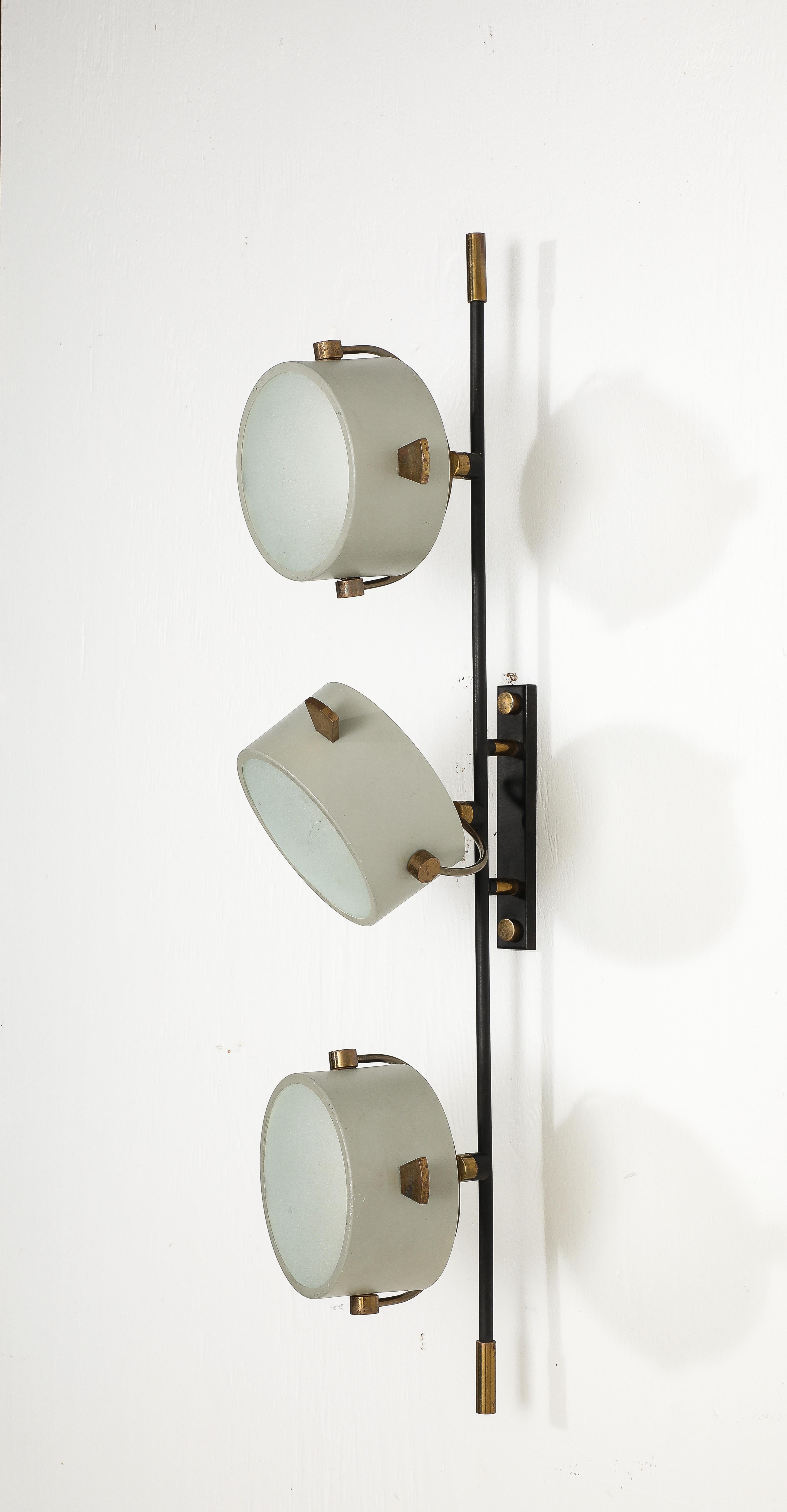 Three Head Articulating Enamel & Brass Single Wall Sconce, Italy 1960’s For Sale 1