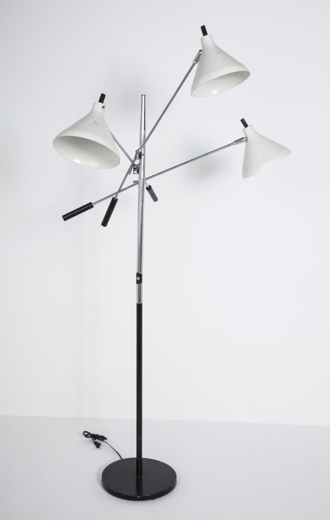 Three-Head White and Chrome Floor Lamp by Underwriters Laboratories, circa 1960 In Good Condition For Sale In Chicago, IL