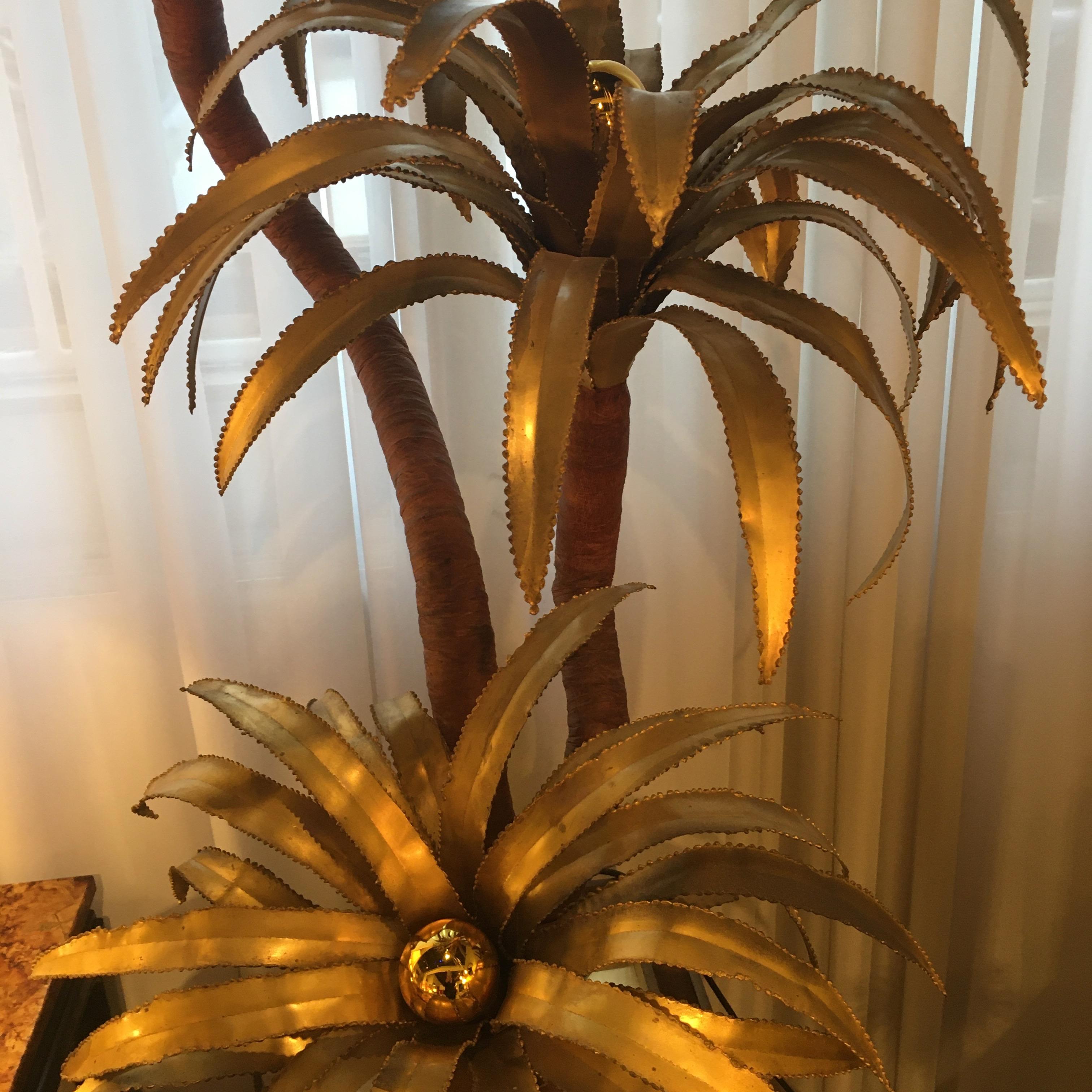 Tropical floorlamp with three lights and three heads.
Brass and light maroon suede covered base.
Attributed to Maison Jansen, France 1975.