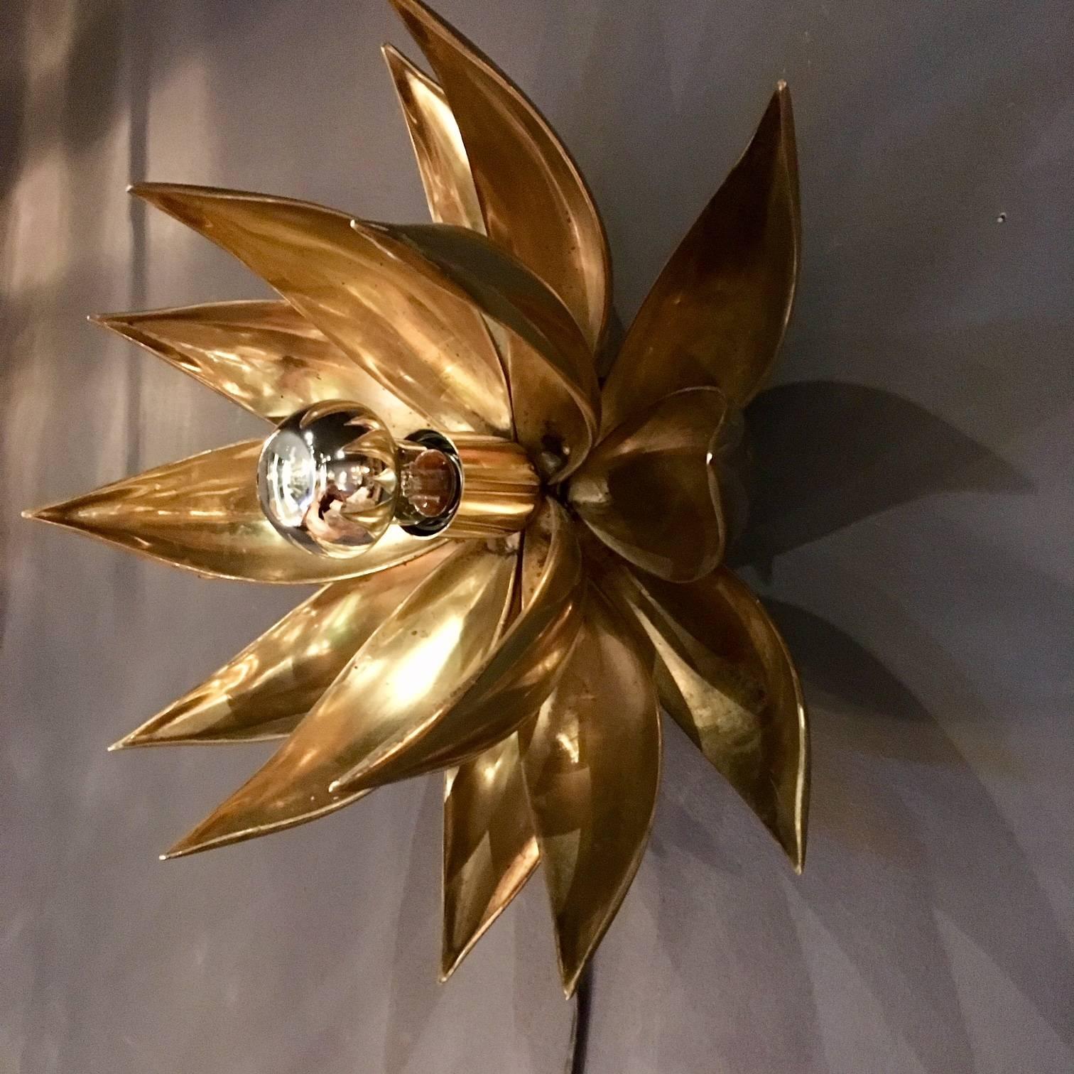 Three Heavy Brass Flower Wall Lights in Hollywood Regency Style In Good Condition In Baambrugge, NL