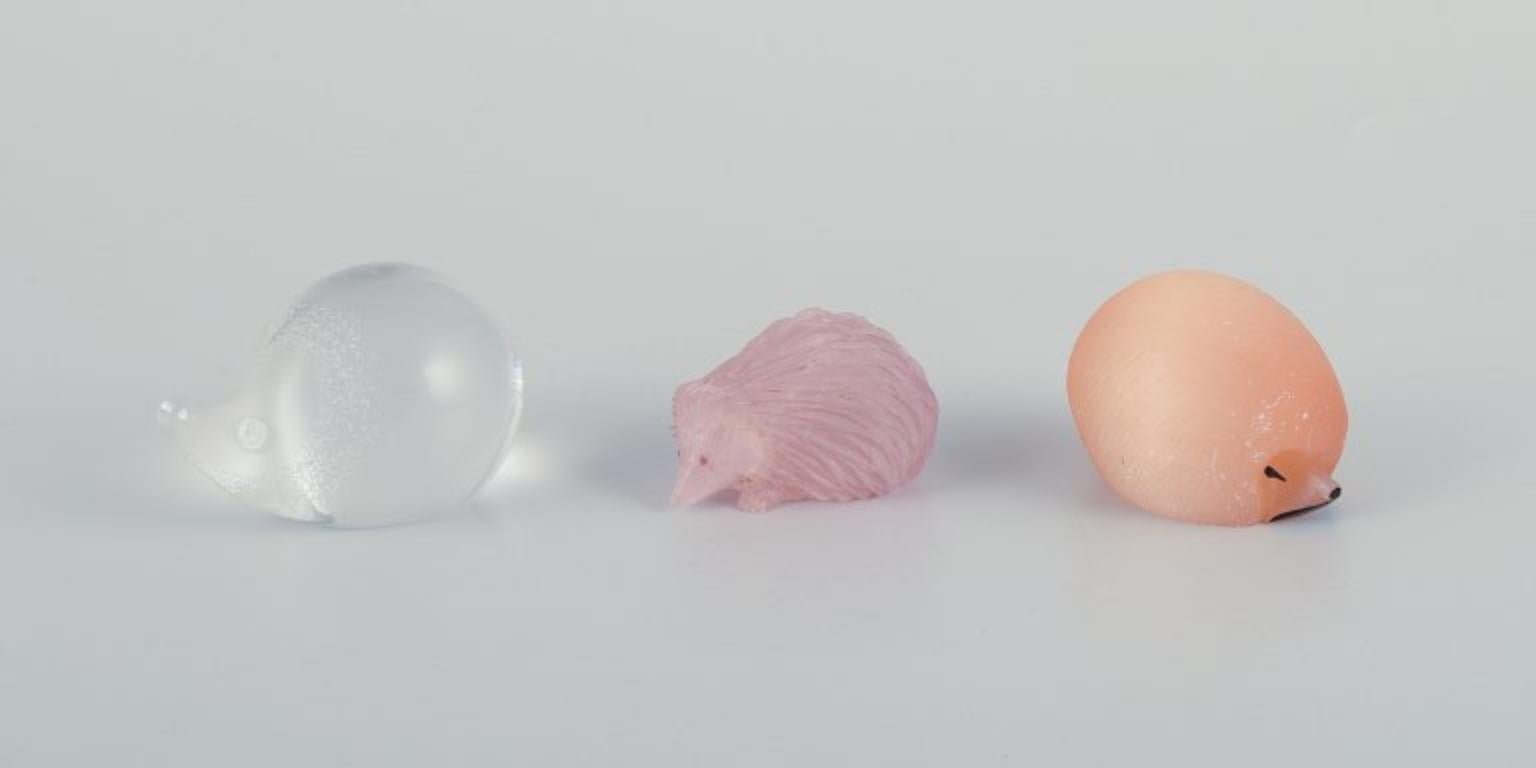 Three hedgehogs in art glass.
Beriozka, Mats Jonason Studio, and an unknown artist.
Clear, pink, and yellow glass.
Late 20th century.
In excellent condition with minimal signs of use.
Hedgehog in clear glass: L 7.5 cm x W 5.0 cm x H 4.5 cm.