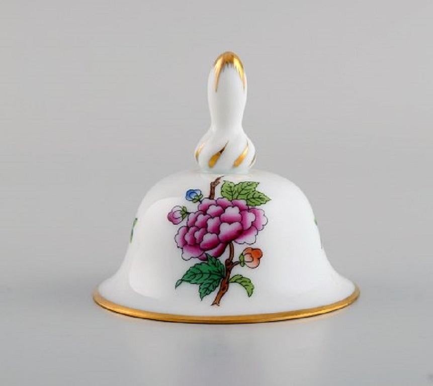 Three Herend table bells in hand-painted porcelain with flowers and gold decoration. 1980s.
Measures: 7 x 6.5 cm.
In excellent condition.
Stamped.