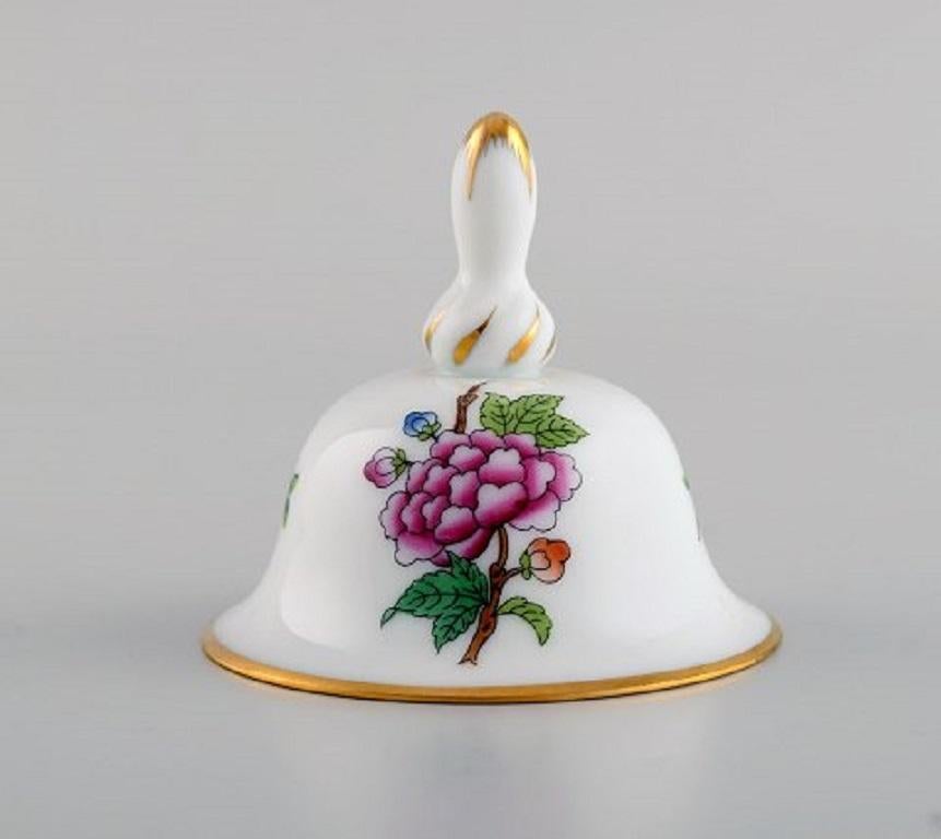 Drei Herender Tischglocken aus handbemaltem Porzellan mit Blumen und Golddekor. 1980s.
Maße: 7 x 6,5 cm.
In ausgezeichnetem Zustand.
Gestempelt.