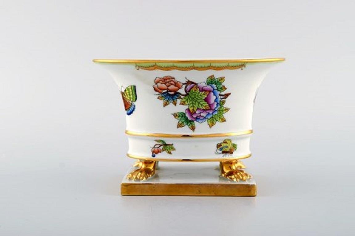 Three Herend vases in hand painted porcelain with flowers and gold decoration, mid-20th century.
Largest measures: 16.5 x 9.5 cm.
In very good condition.
Stamped.