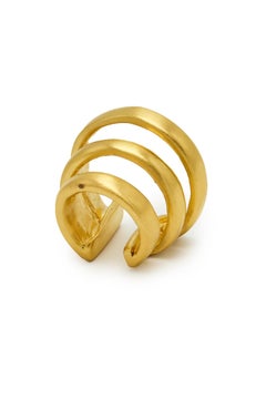 „Three Hoops“-Ohrklemme aus bronzefarbener, 22-karätig vergoldeter Bronze von SOPHIE SIMONE DESIGNS