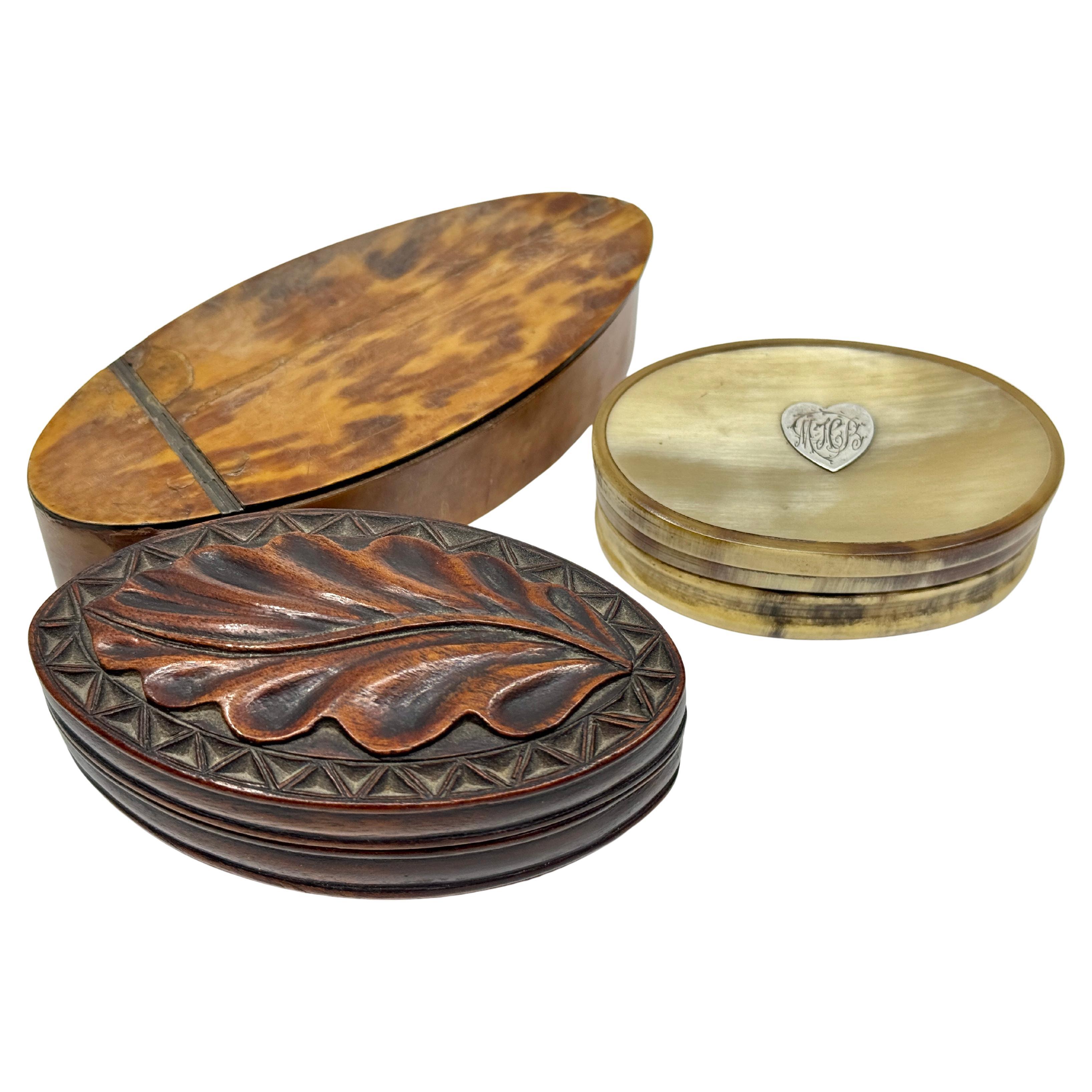 Trois boîtes à bibelots ou tabatières en Horn, Silver et Wood
