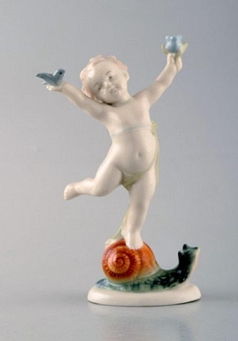 Three Ilmenau porcelain figurines. Dancing boy children, 1970s.
Largest measures: 14 x 7.5 cm.
In very good condition.
Stamped.