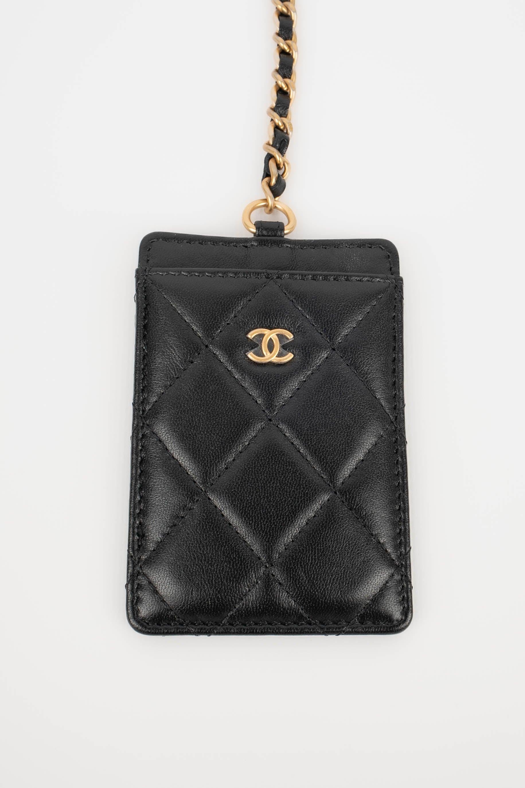 Chanel - Bolso tres en uno de pulsera de metal dorado con perlas de fantasía, una bolsita, tarjetero de piel de cordero negra acolchada y espejo, y con interior rojo. Colección 2021. Pieza con número de serie.

Más información:
Estado: Muy buen