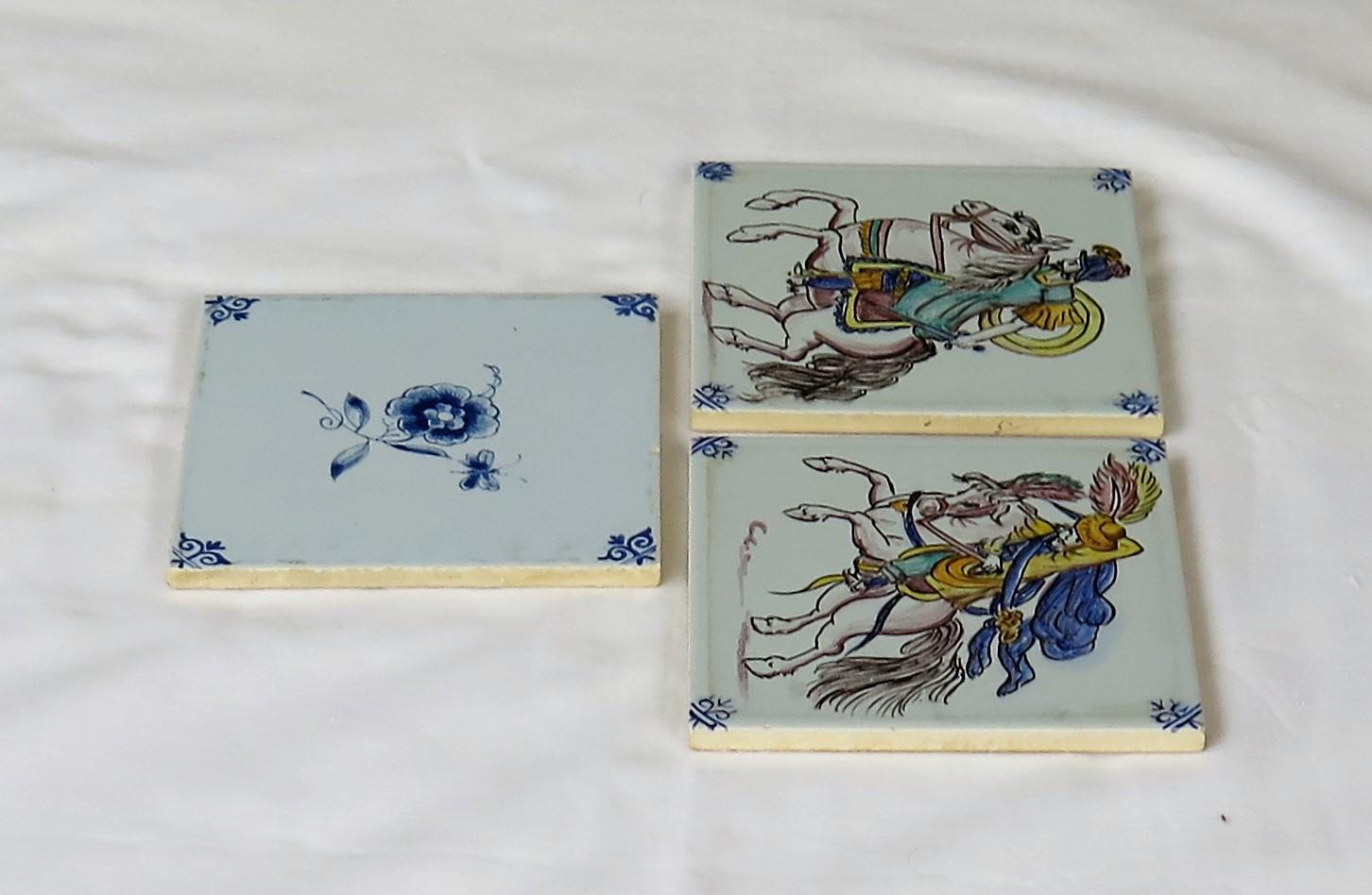 Néerlandais Trois carreaux muraux individuels en céramique de Delft représentant des chevaux et des fleurs, milieu du 20e siècle en vente