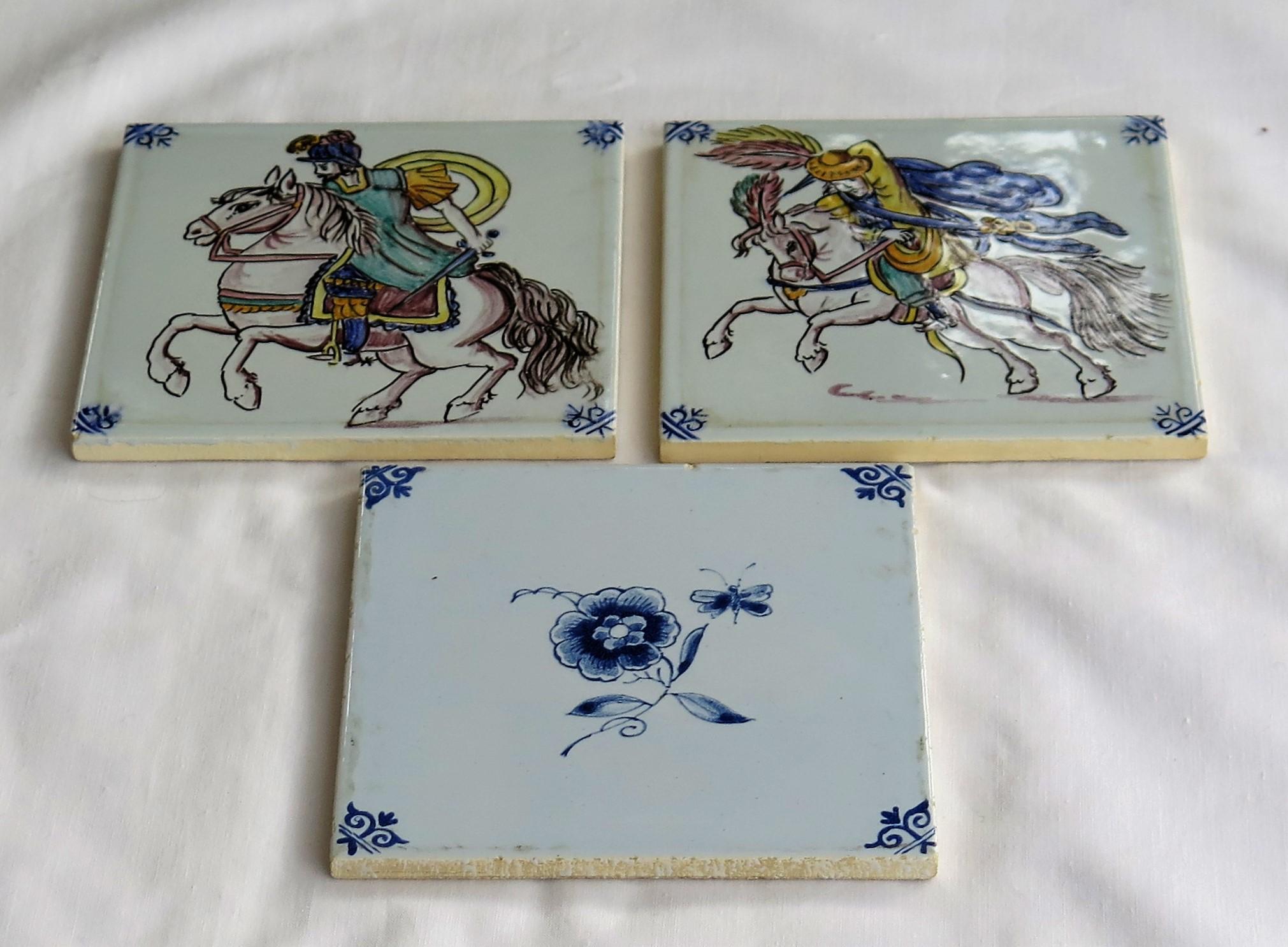 Three Individual Ceramic Delft Wall Tiles Horsemen and Flowers, Mid-20th Century In Good Condition For Sale In Lincoln, Lincolnshire