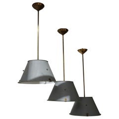 Tre luci a sospensione industriali Art Deco in ottone e vetro