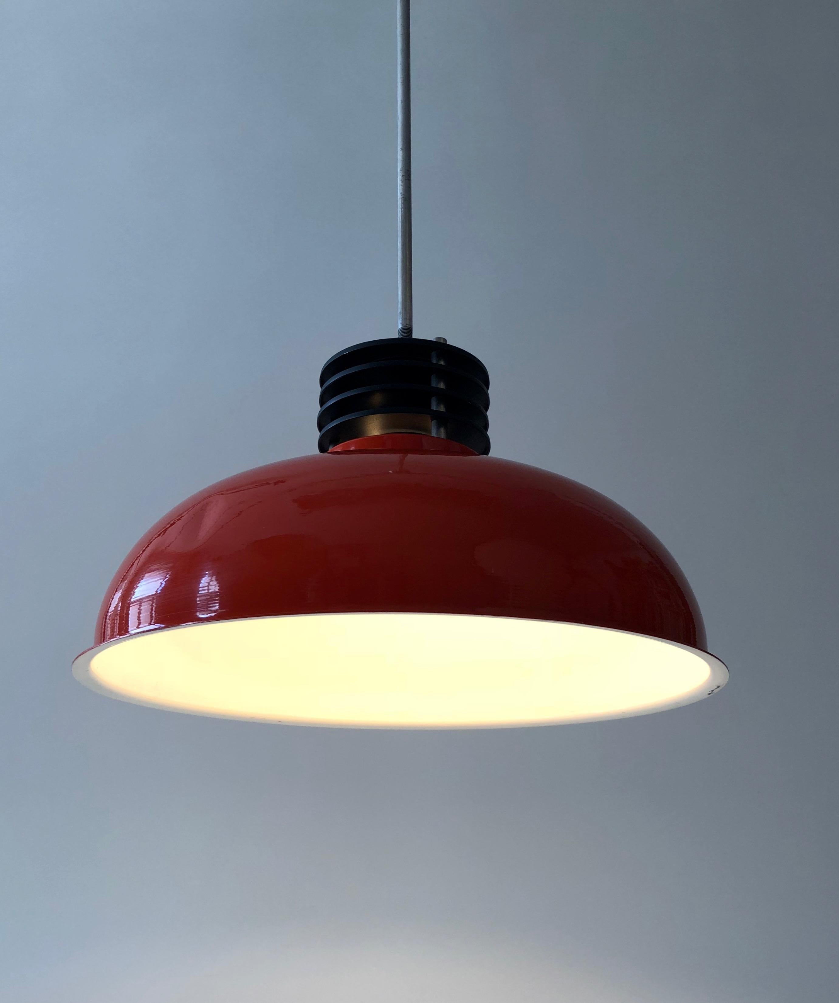 Trois lampes suspendues de style industriel de Hongrie en orange brûlé des années 70 en vente 5